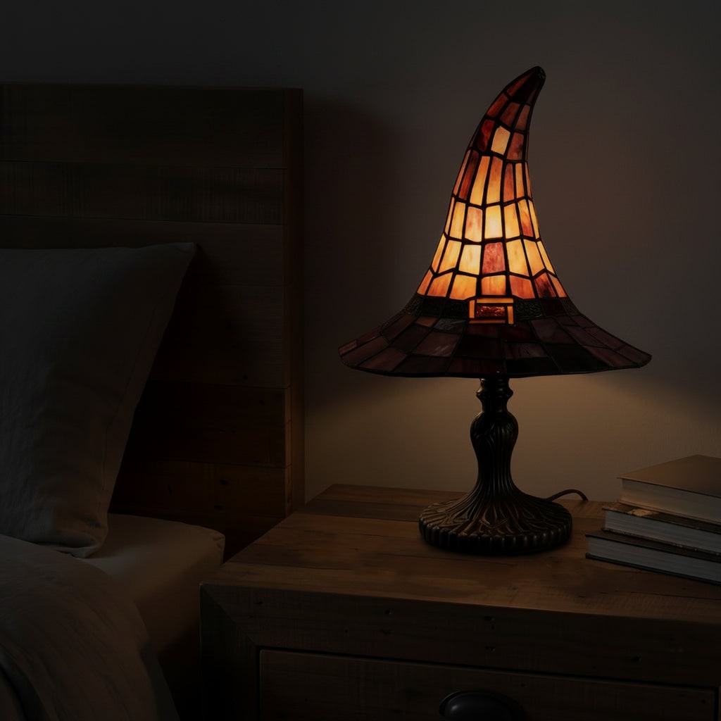 Lampa stołowa z witrażowym kloszem w stylu Tiffany'ego — abażur w kształcie kapelusza wiedźmy na Halloween