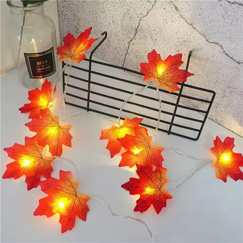 Meleg borostyánszínű fényű juharlevelekkel díszített fényfüzér, halloweenes őszi girland
