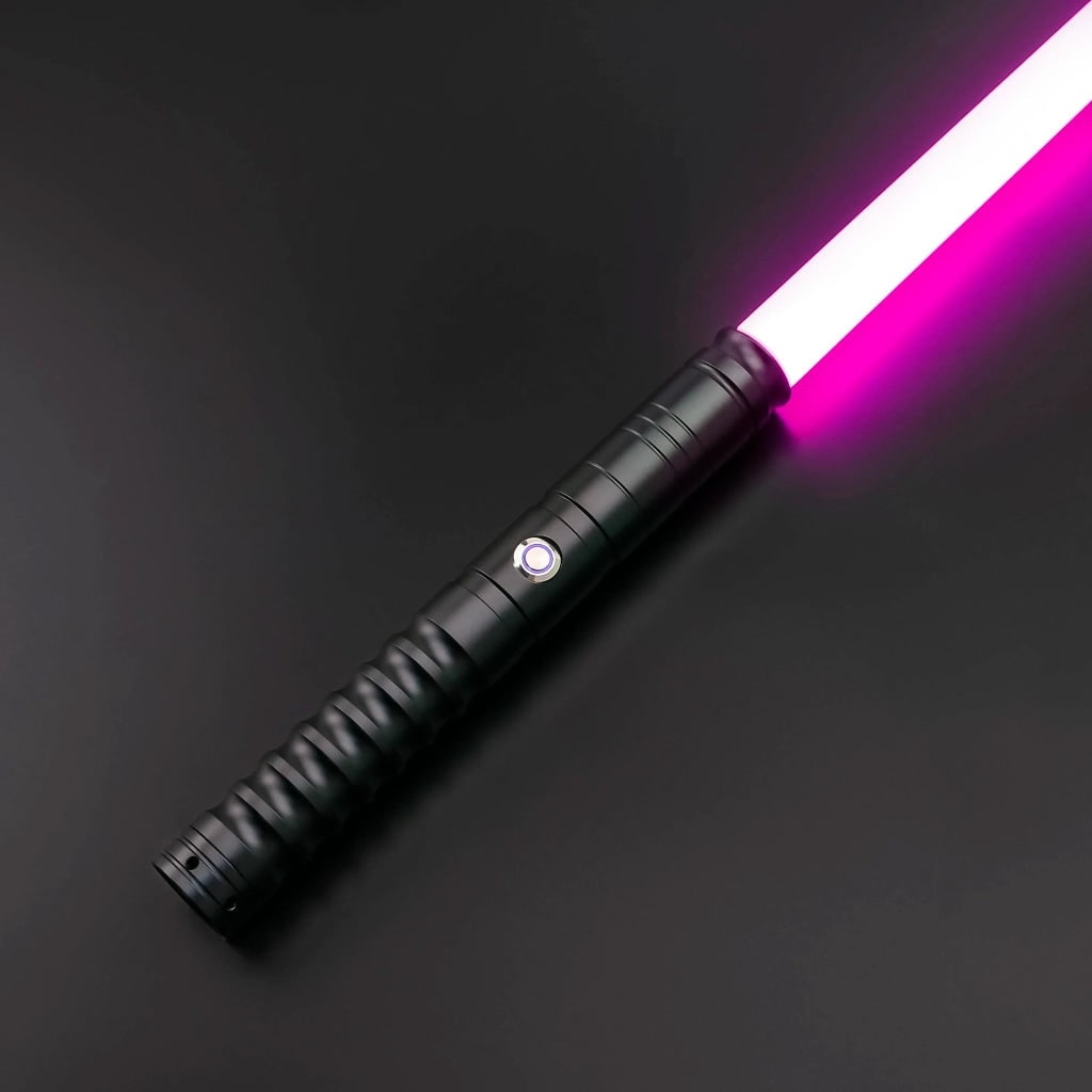 Hračka ve tvaru světelného meče — čepel s RGB LED osvětlením, rukojeť z opracovaného kovu a žebrovaný úchop