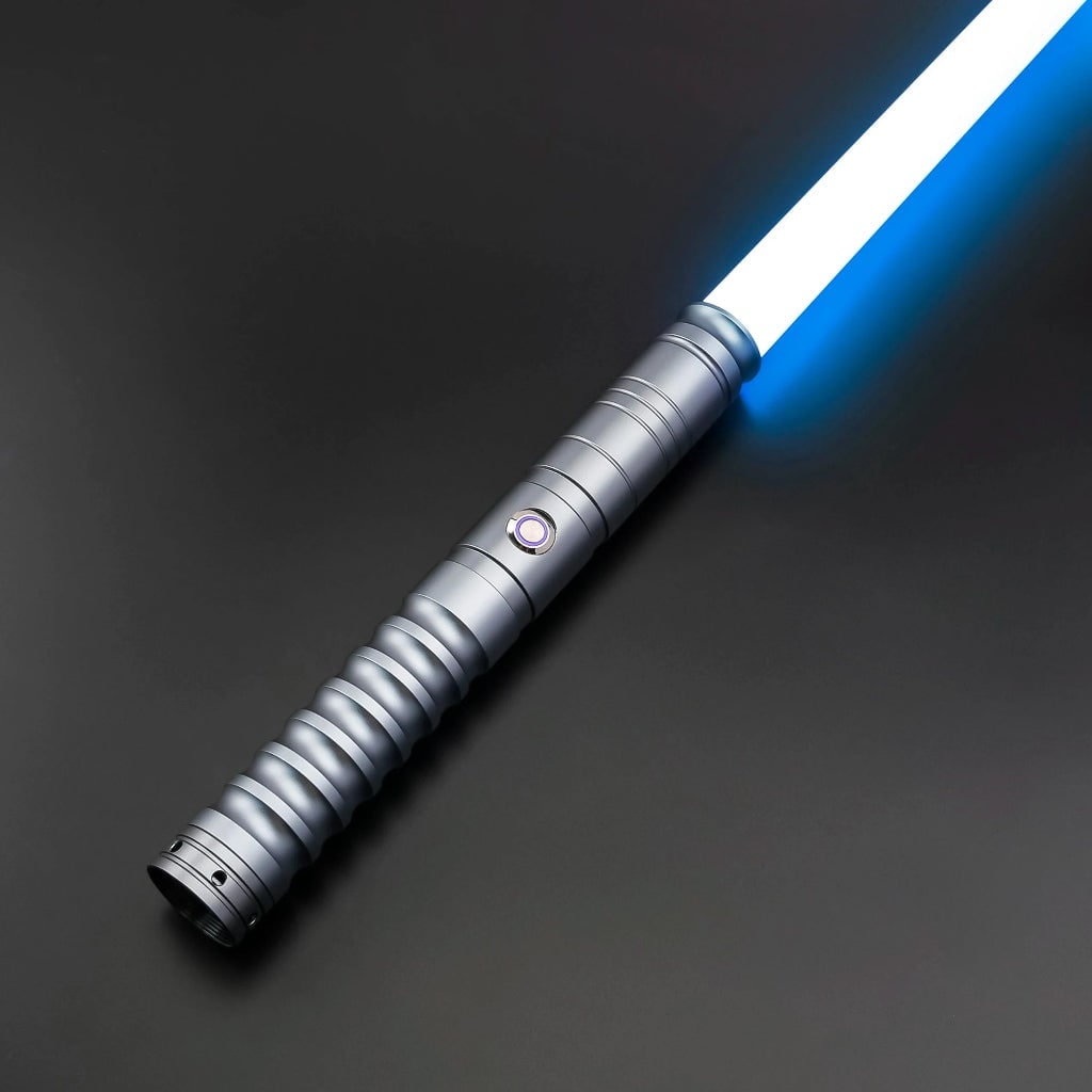 Hračka ve tvaru světelného meče — čepel s RGB LED osvětlením, rukojeť z opracovaného kovu a žebrovaný úchop