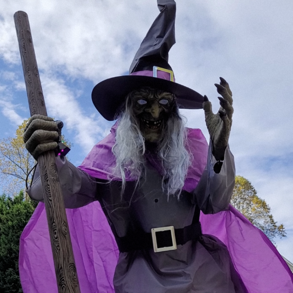 等身大空飛ぶ魔女ハロウィンプロップ、光る目、ほうき、大型屋外デコレーション