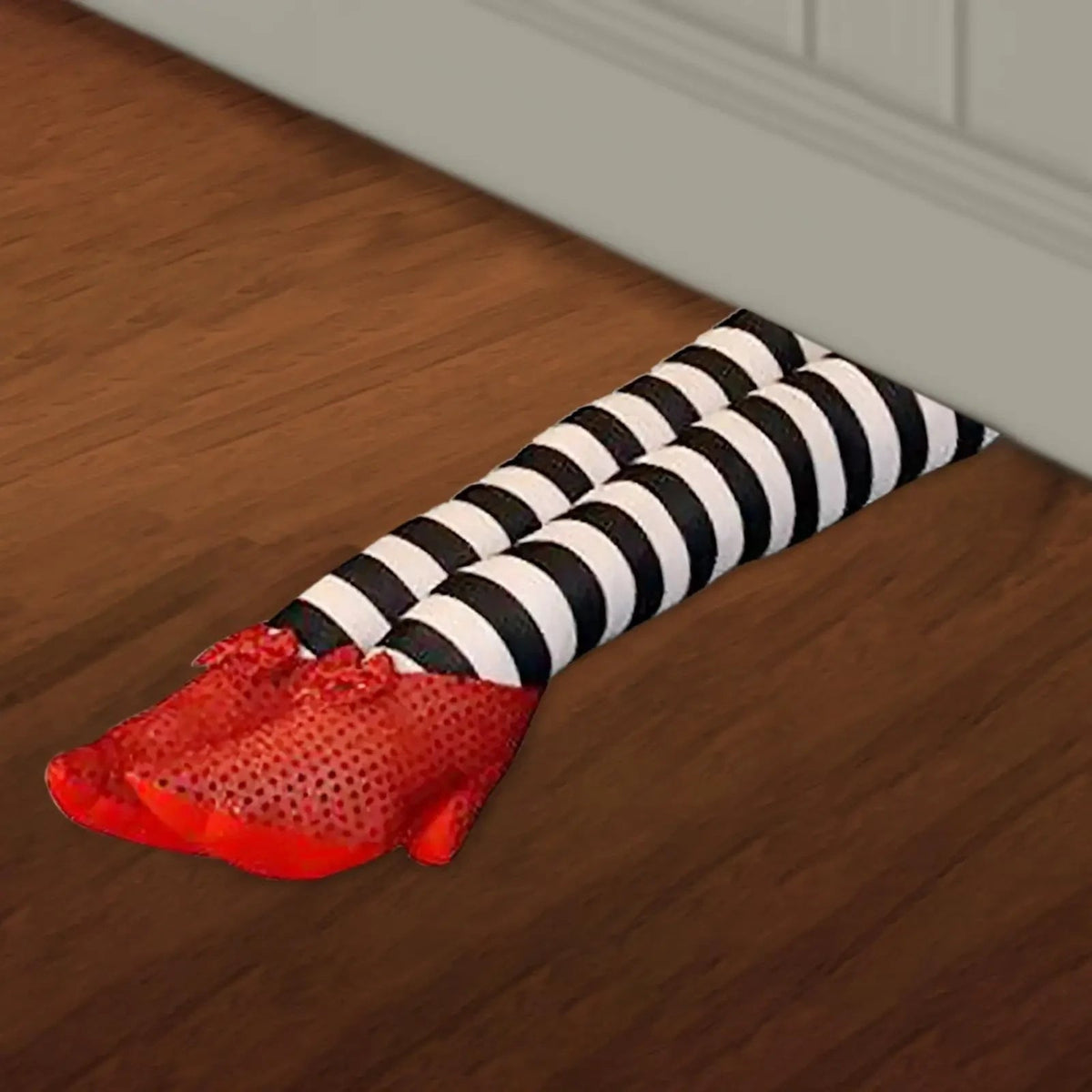 Halloween boszorkányláb-ajtókitámasztó, csíkos plüsskivitelben, piros flitteres cipőkkel