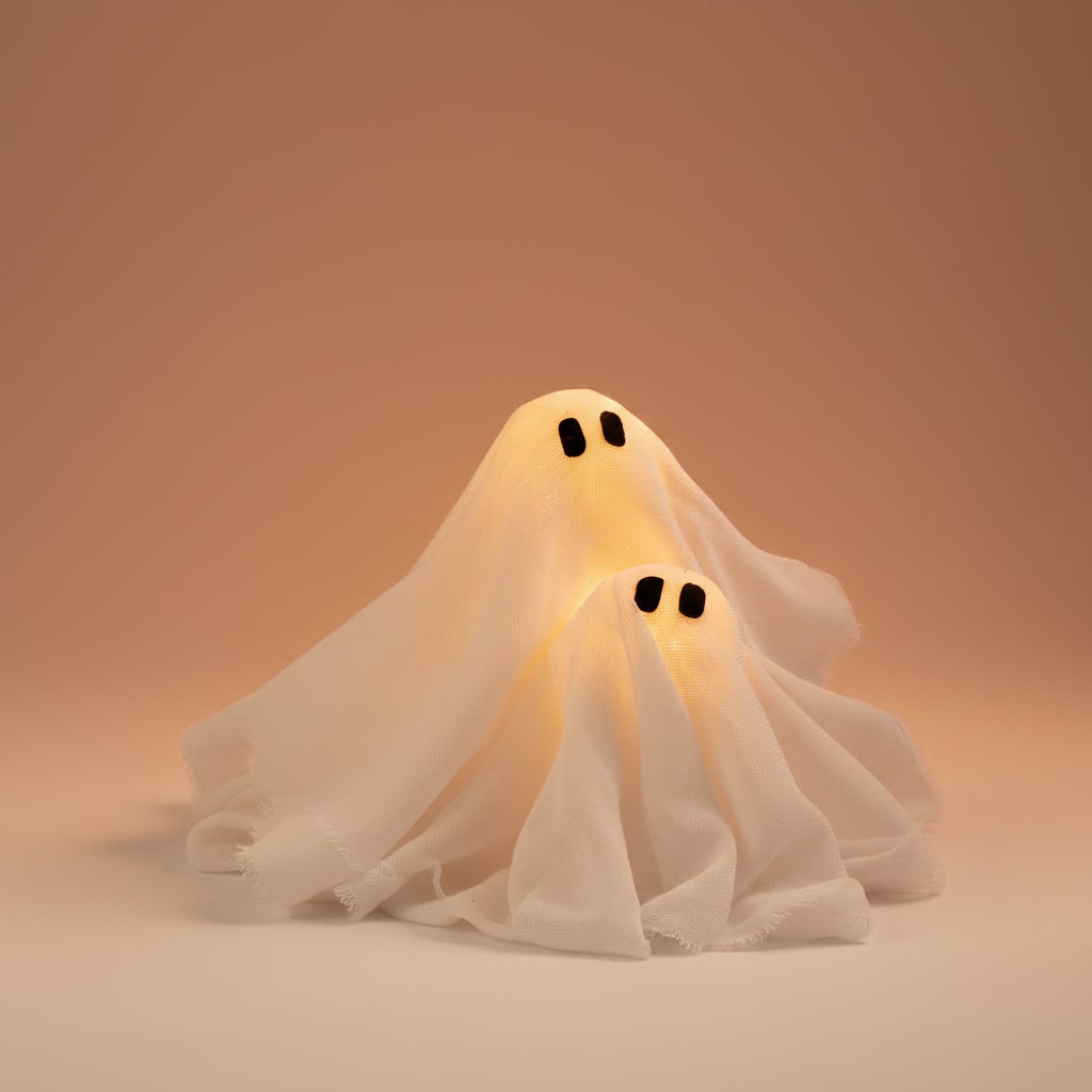 Halloweenowy wieniec z białej gazy - lampki LED w kształcie duchów, czarne owalne oczy