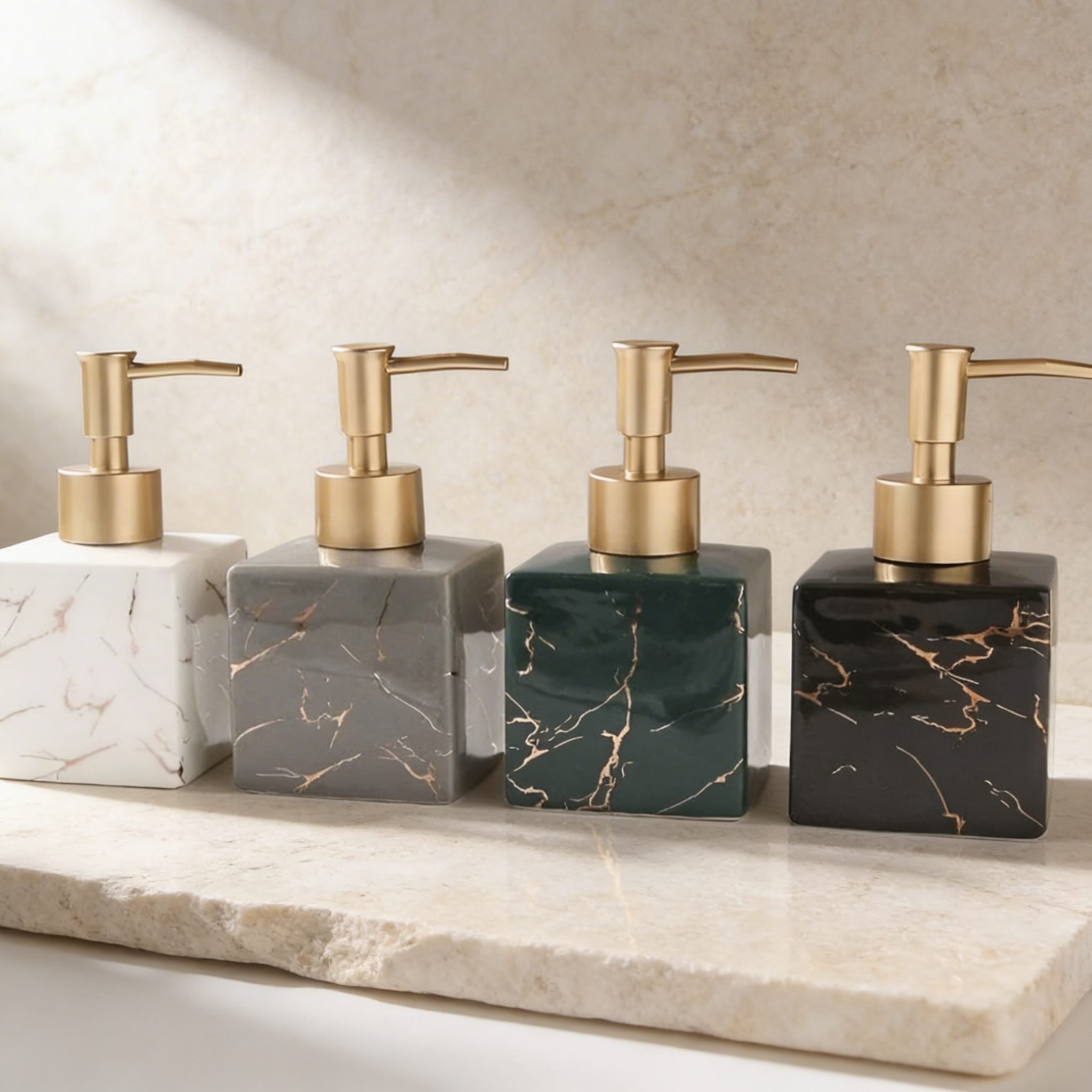 Distributeur moderne de savon liquide en céramique, avec pompe dorée mate, pour savon liquide et lotion dans la salle de bains ou la cuisine | ribuella