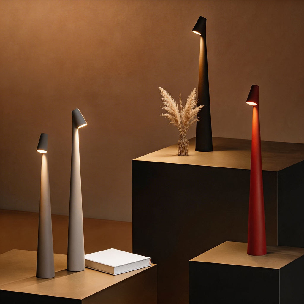 Lampe de table moderne en forme de cône, LED à intensité variable et réglable, design métallique rechargeable par USB et sans fil | ribuella