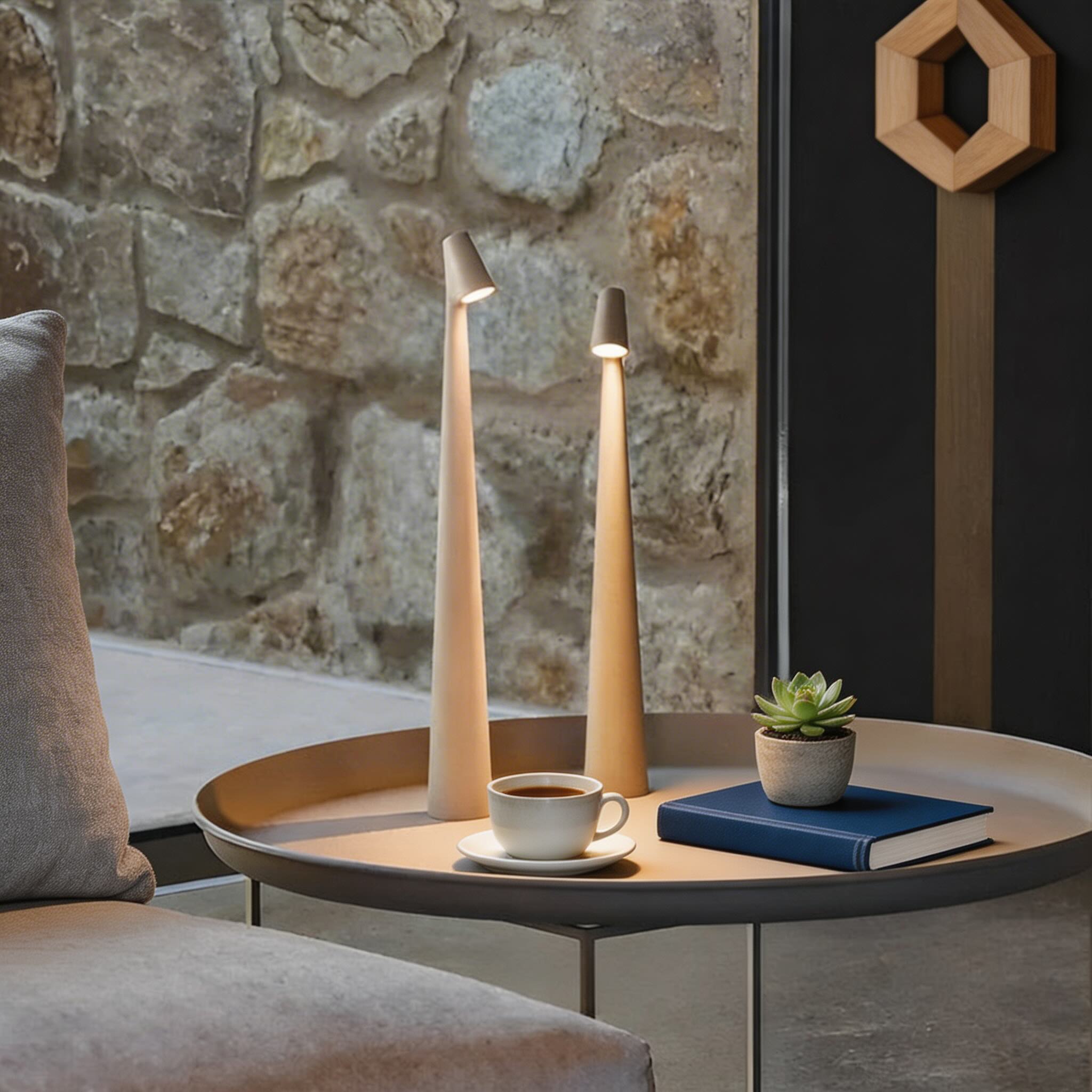 Lampe de table moderne en forme de cône, LED à intensité variable et réglable, design métallique rechargeable par USB et sans fil | ribuella