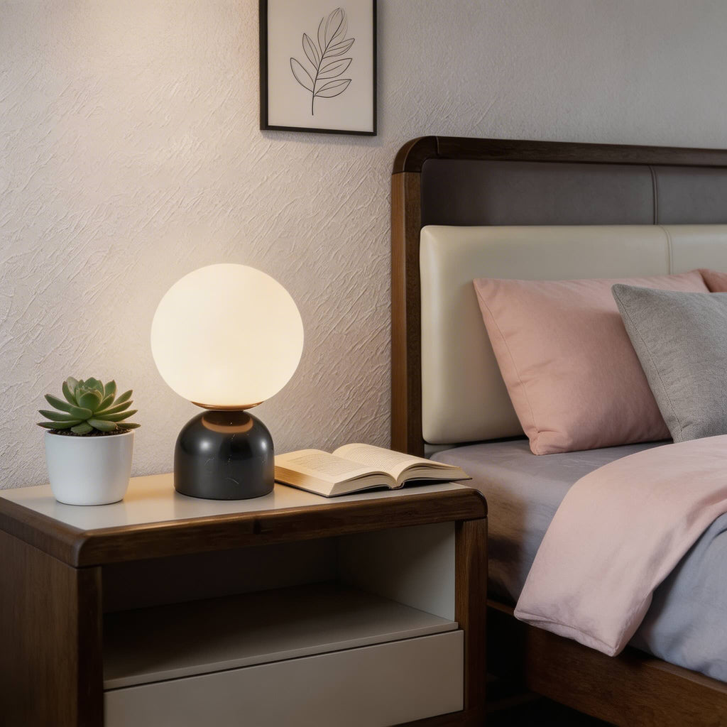 Lampada da tavolo moderna con base in marmo, paralume in vetro e illuminazione a LED per camera da letto e scrivania | ribuella