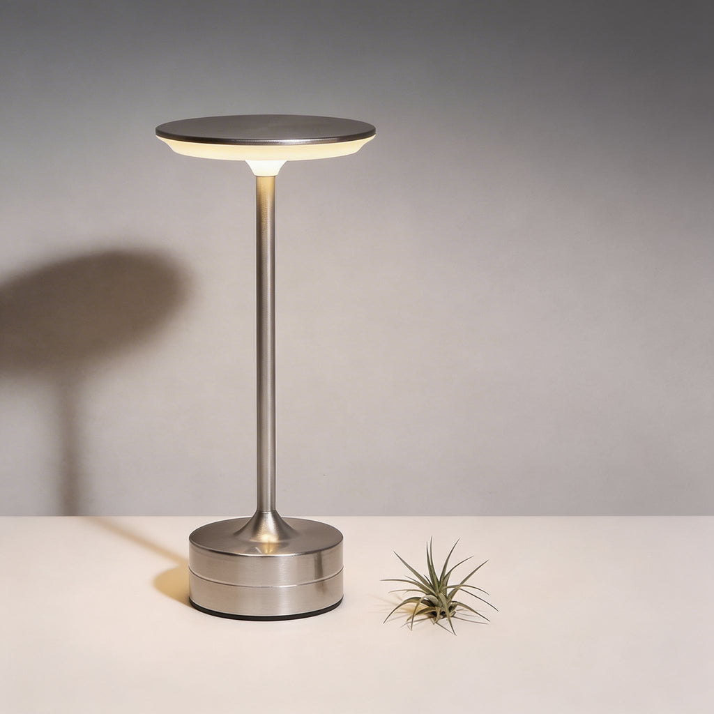 Moderní bezdrátová stolní LED lampa s nastavitelným jasem, kovovým a akrylátovým designem a USB nabíjením | ribuella