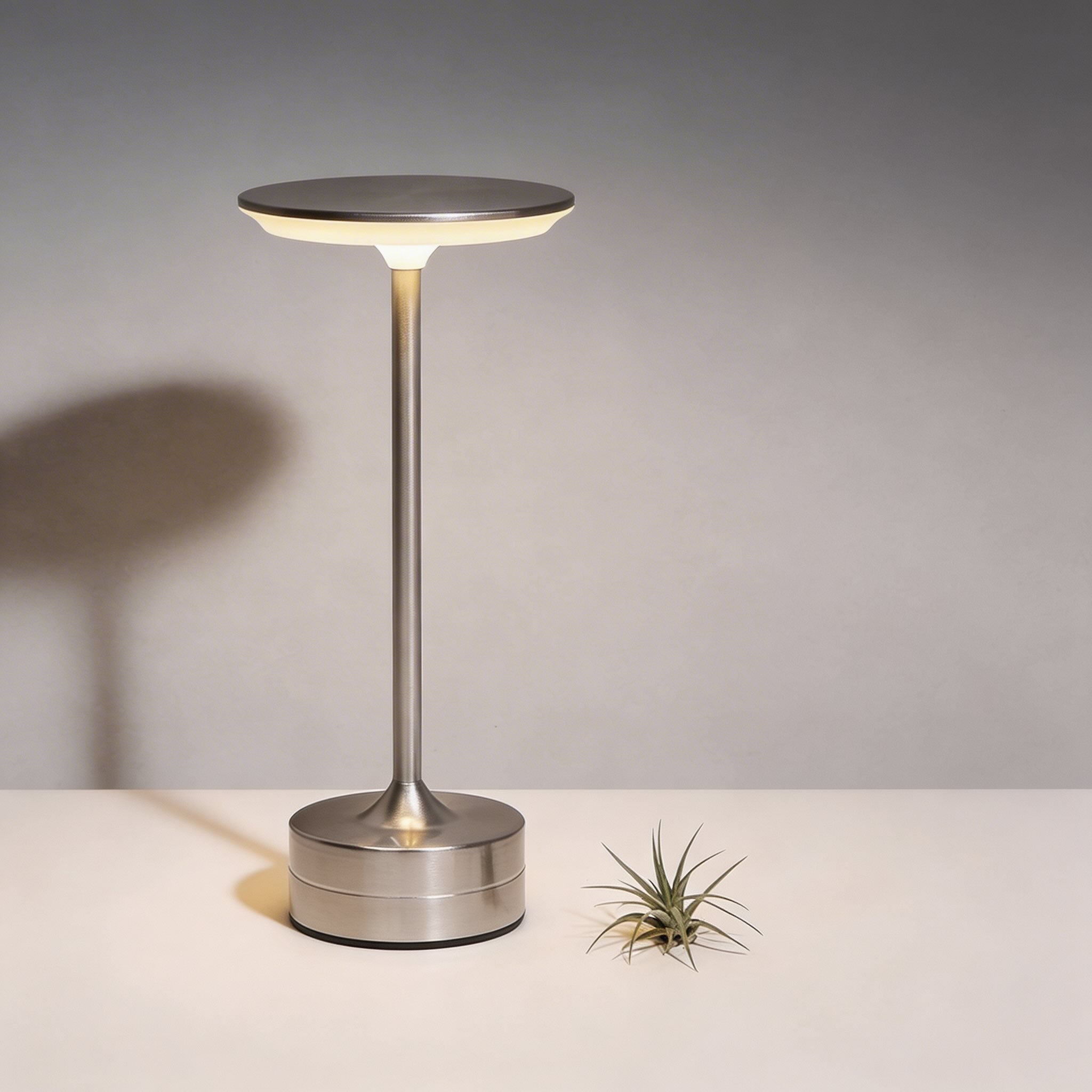 Moderní bezdrátová stolní LED lampa s nastavitelným jasem, kovovým a akrylátovým designem a USB nabíjením | ribuella