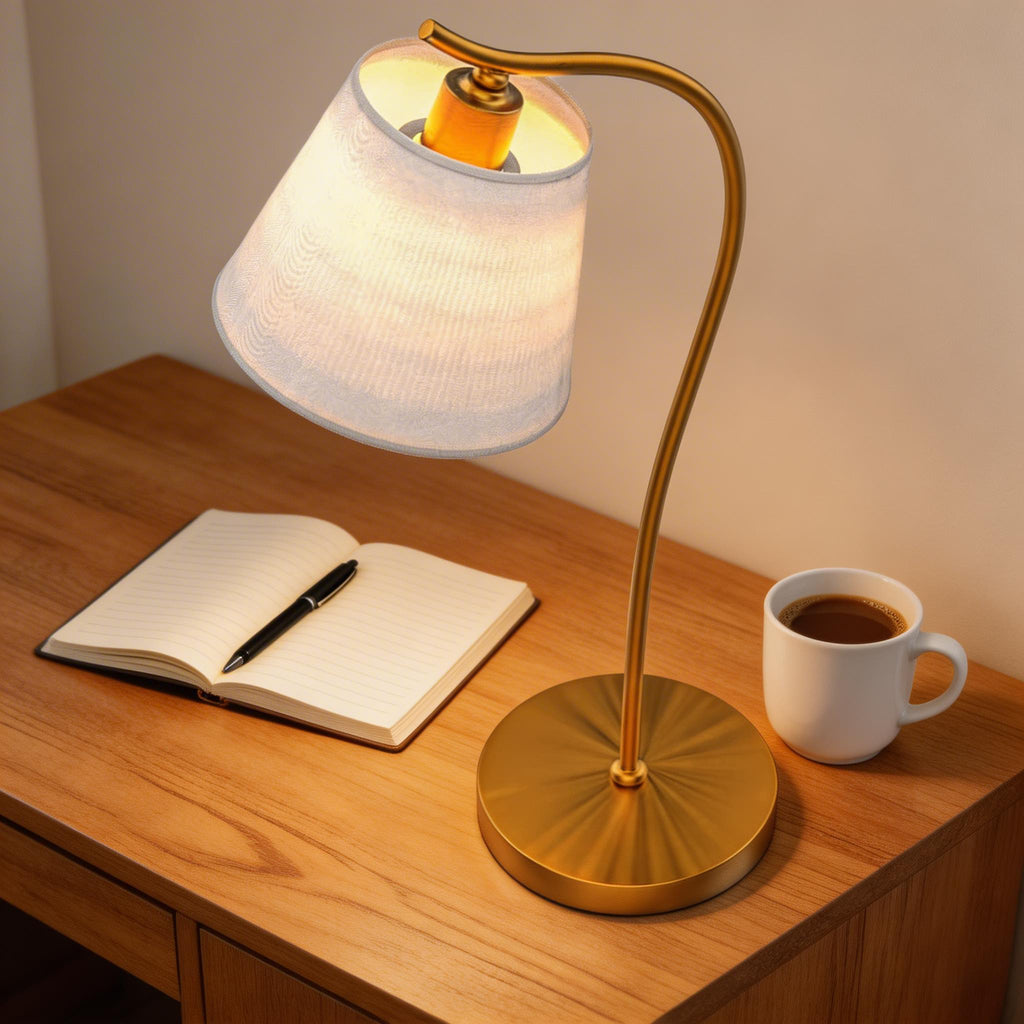 Moderní stolní lampa s nastavitelným husím krkem, kovovou základnou, měkkým látkovým stínidlem a LED žárovkou pro osvětlení domácí kanceláře | ribuella