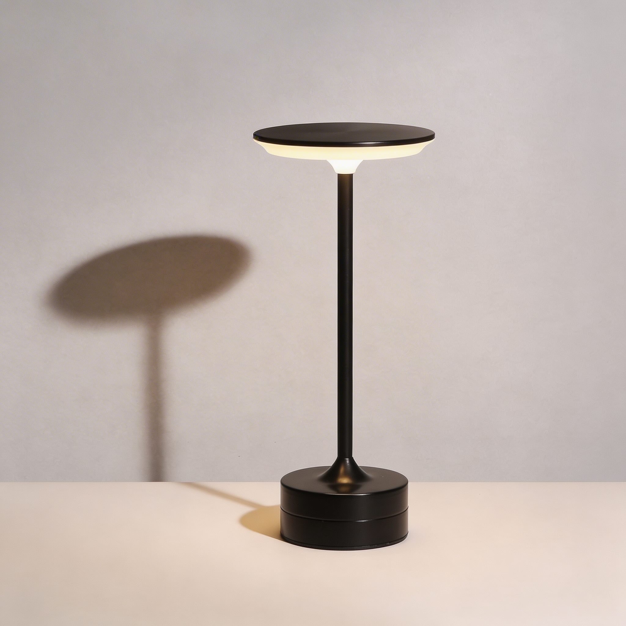 Moderní bezdrátová stolní LED lampa s nastavitelným jasem, kovovým a akrylátovým designem a USB nabíjením | ribuella