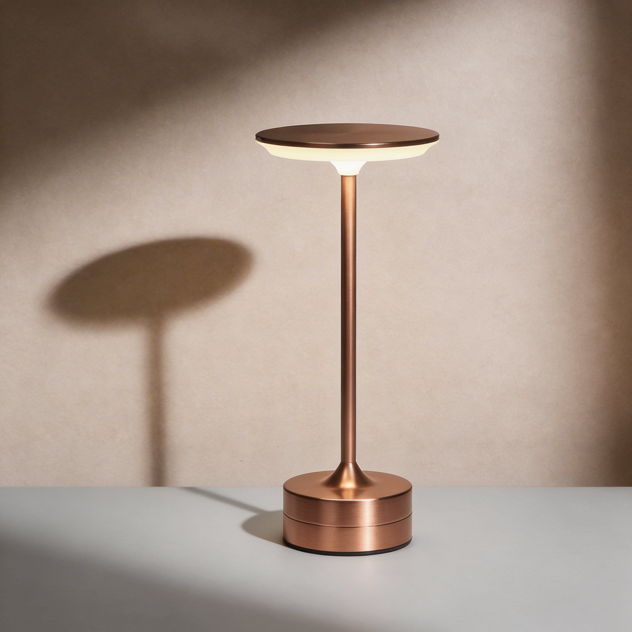 Moderní bezdrátová stolní LED lampa s nastavitelným jasem, kovovým a akrylátovým designem a USB nabíjením | ribuella