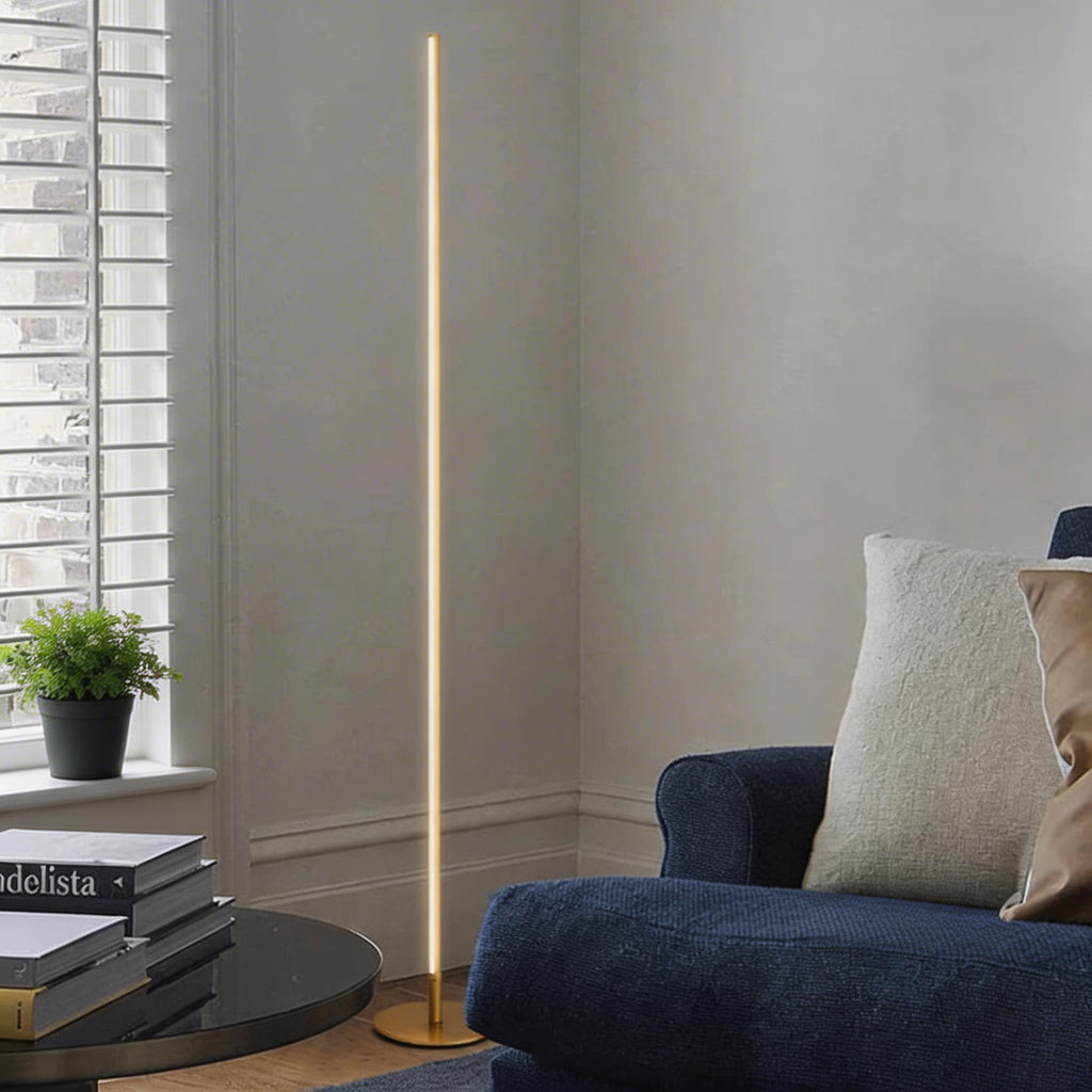 Moderní průmyslová stojací lampa s nastavitelnou výškou, kovovou konstrukcí a LED osvětlením pro obývací pokoj | ribuella