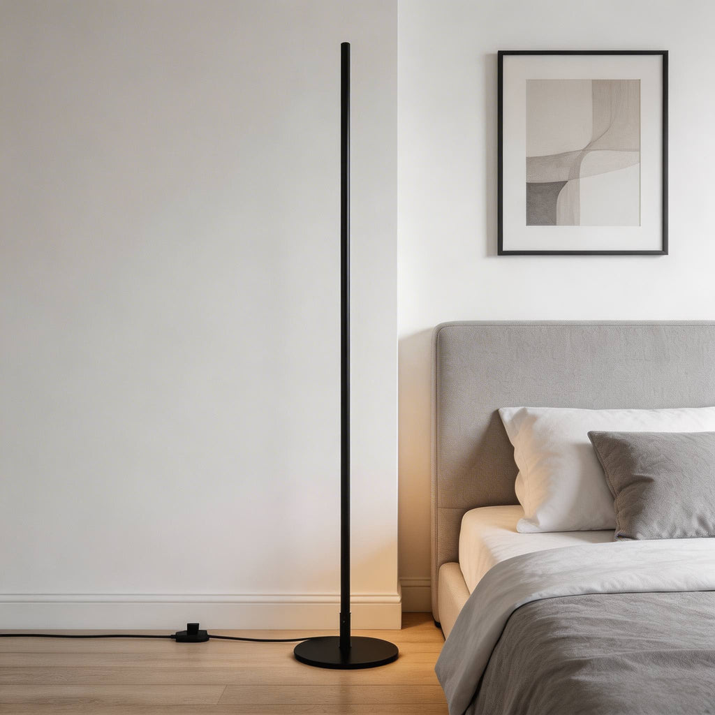 Moderní průmyslová stojací lampa s nastavitelnou výškou, kovovou konstrukcí a LED osvětlením pro obývací pokoj | ribuella