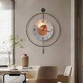 Horloge murale moderne ronde en aluminium noir avec rétroéclairage LED dissimulé, à piles | ribuella