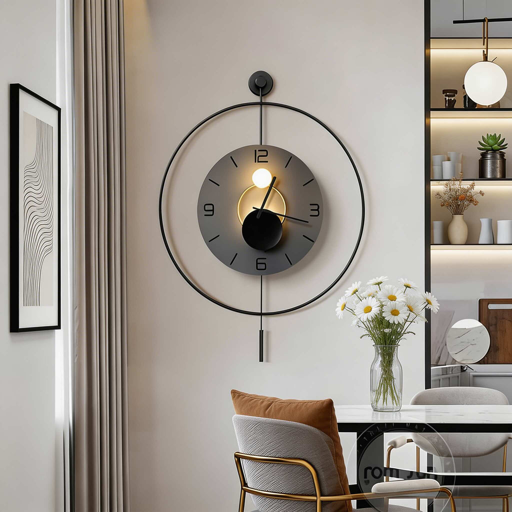 Horloge murale moderne ronde en aluminium noir avec rétroéclairage LED dissimulé, à piles | ribuella