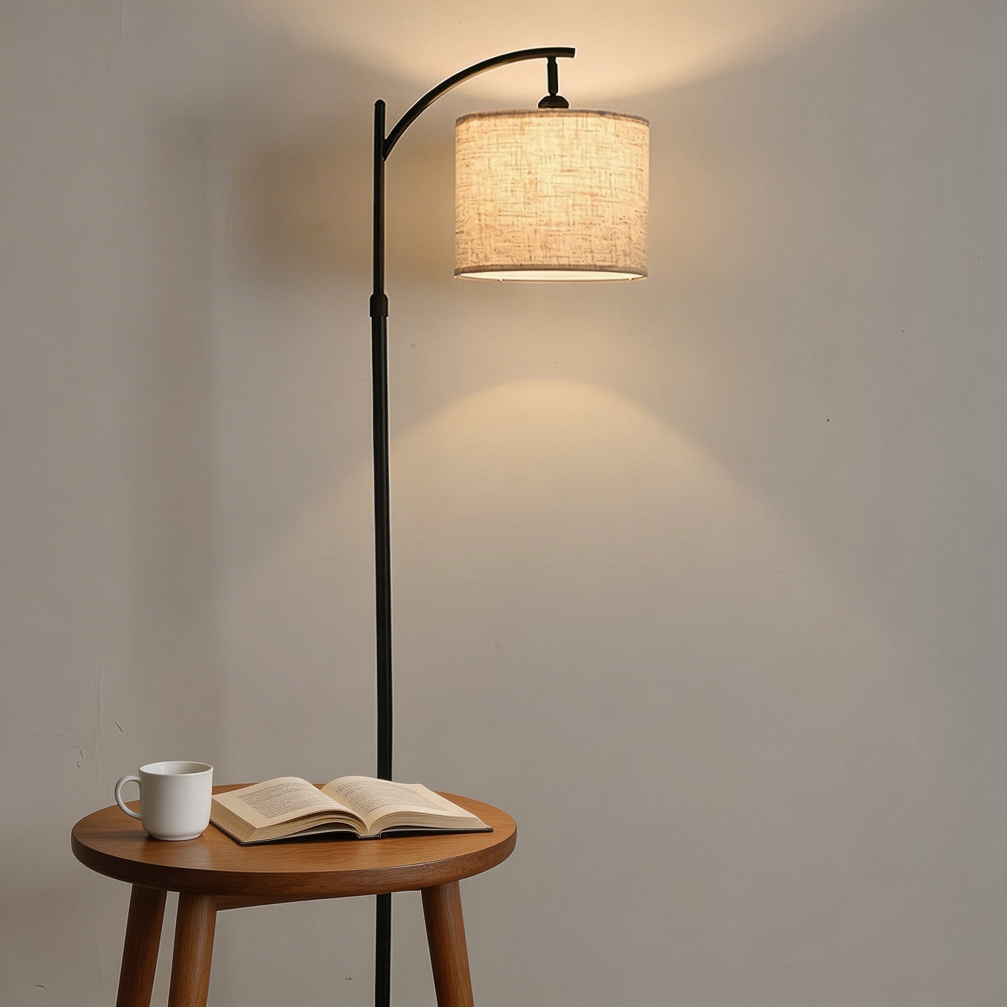 Moderne schwarze Bogen-Stehlampe mit höhenverstellbarem Stoffschirm für das Wohnzimmer | ribuella