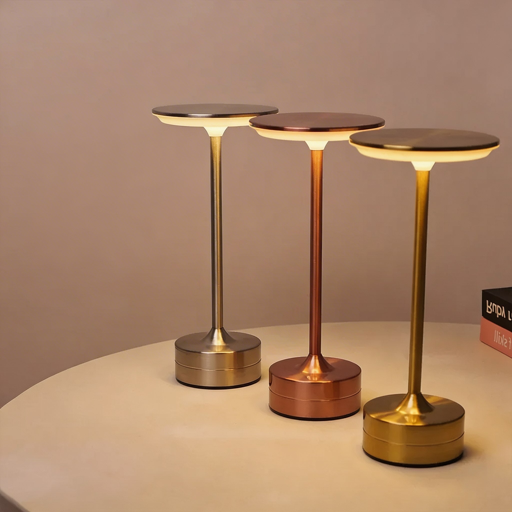 Moderní přenosná stolní LED lampa s dotykovým senzorem, akrylátovým a kovovým designem, USB nabíjením a bezdrátovým provozem | ribuella
