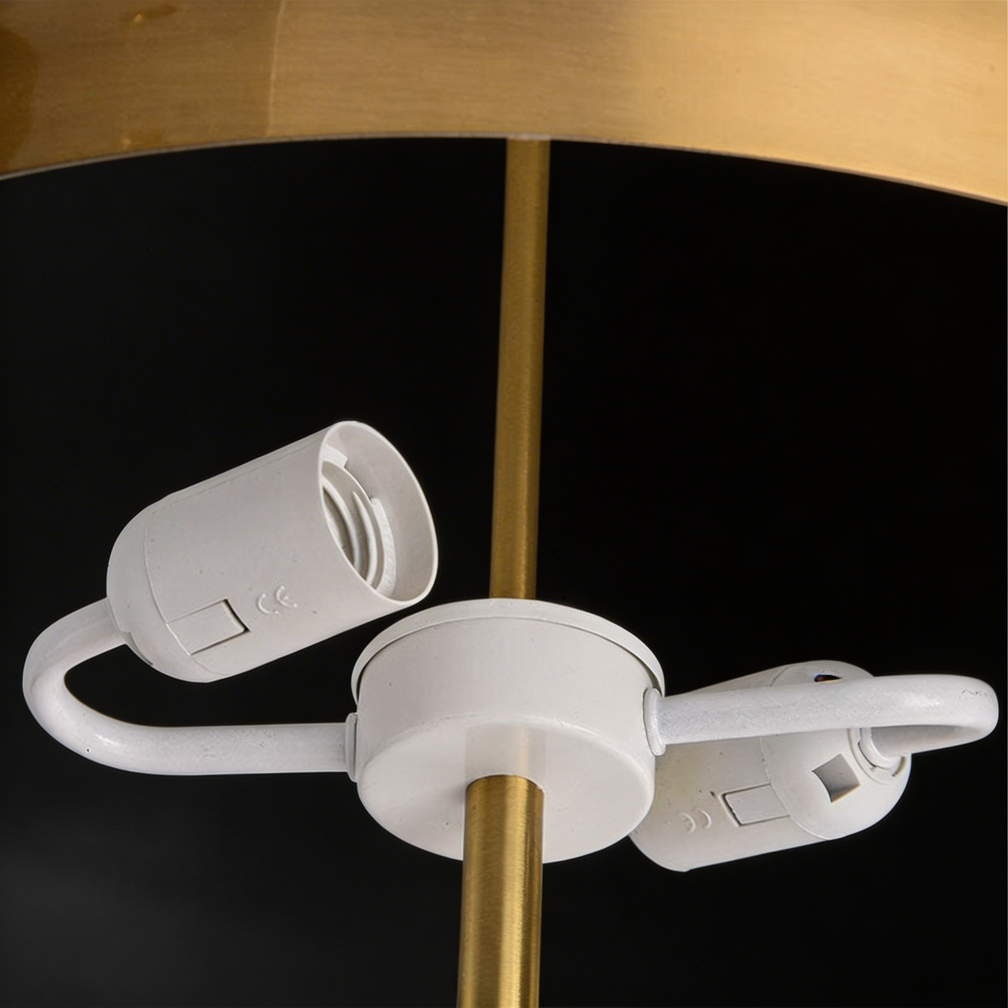 Moderne Dreibein-Stehlampe aus goldfarbenem Eisen mit LED-Licht für das Wohnzimmer | ribuella