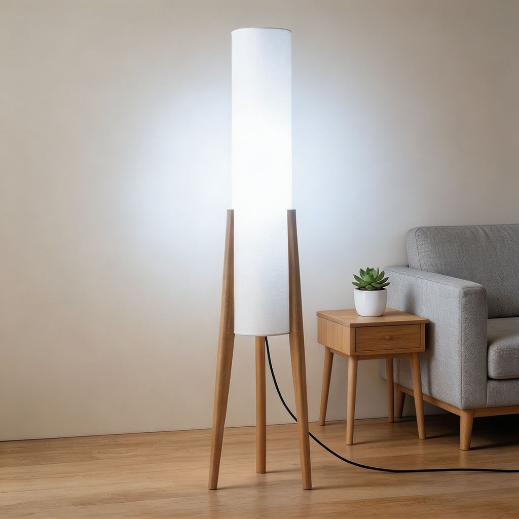 Moderní stojací lampa s nastavitelným tříbarevným LED světlem, podstavcem z přírodního dřeva a látkovým stínidlem do obývacího pokoje | ribuella
