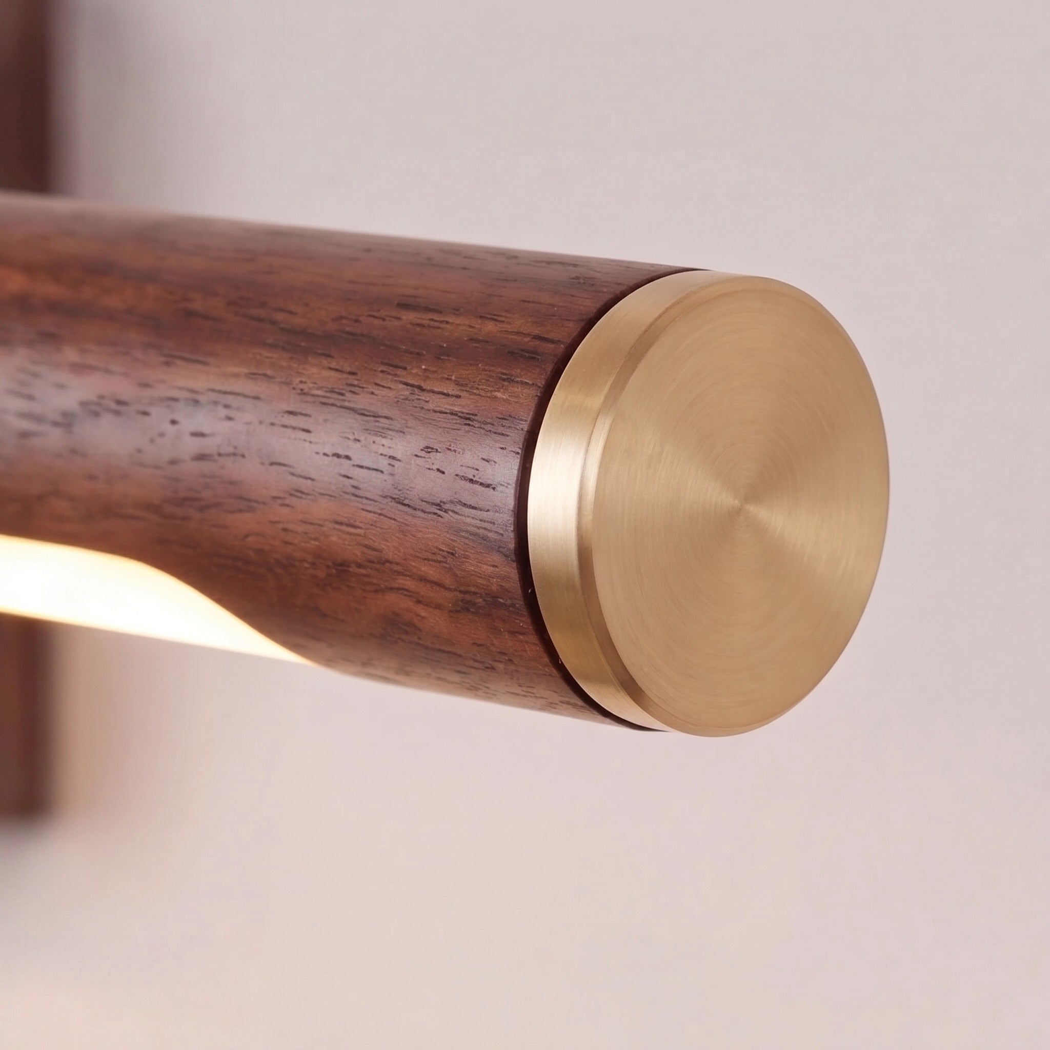 Justerbar linjär vägglampa i valnöt med LED och mässingsarmatur för moderna inomhusutrymmen | ribuella