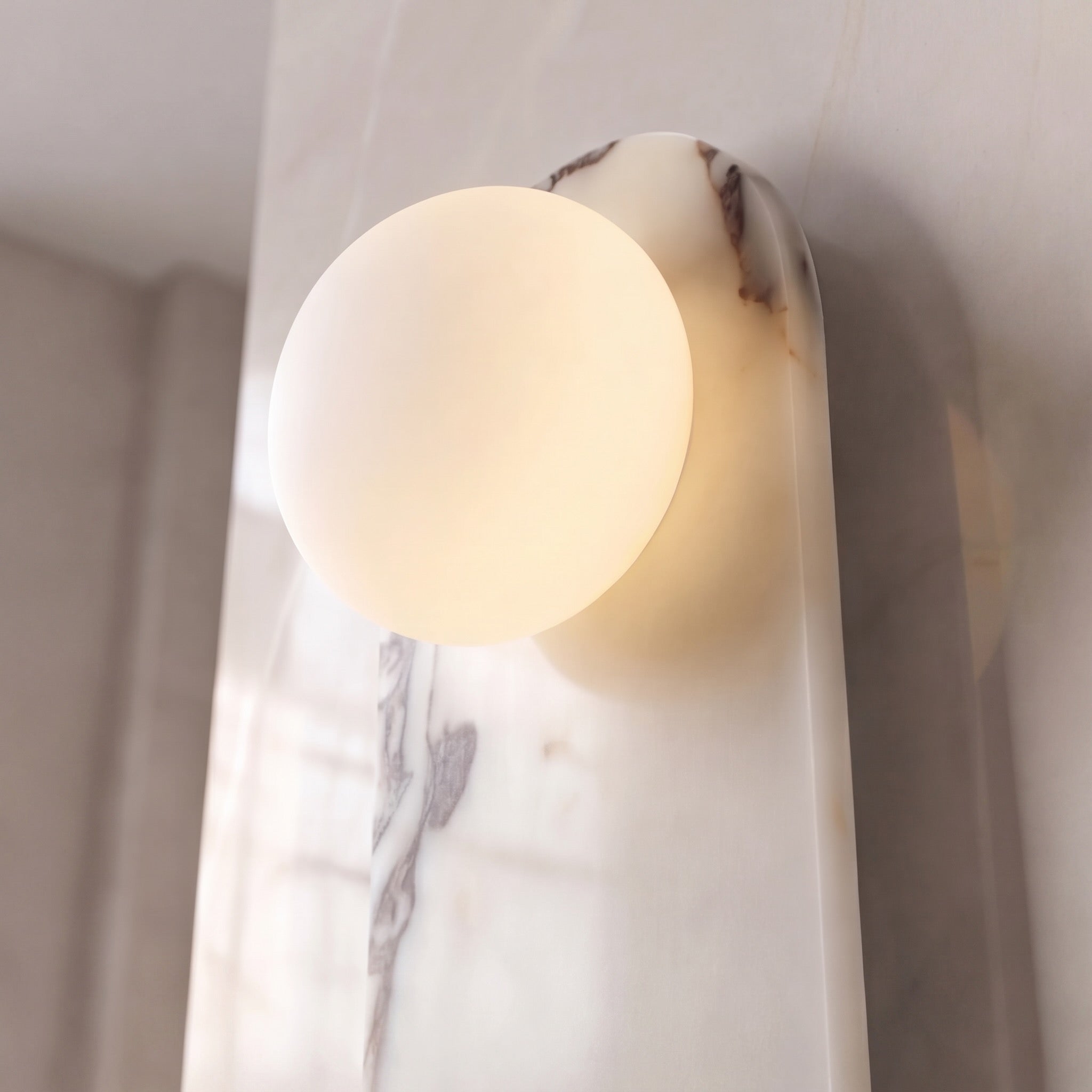 Applique da parete moderna con illuminazione LED regolabile e marmo per ambienti contemporanei | ribuella