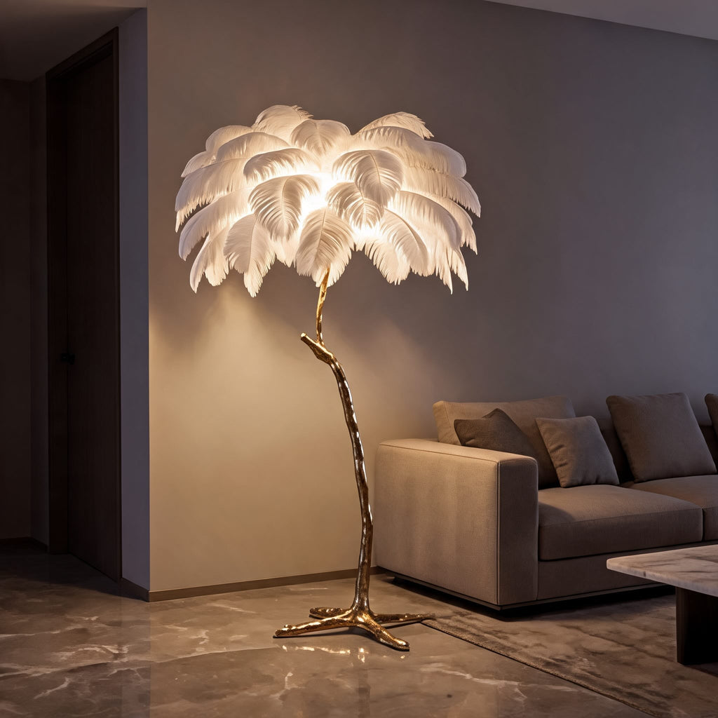 Moderní stojací lampa s měděnou základnou a pravým pštrosím peřím pro měkké ambientní osvětlení | ribuella