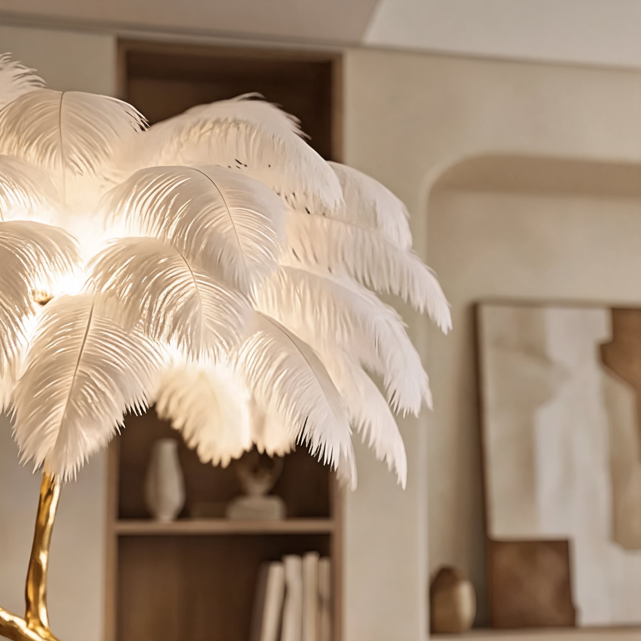 Moderní stojací lampa s měděnou základnou a pravým pštrosím peřím pro měkké ambientní osvětlení | ribuella