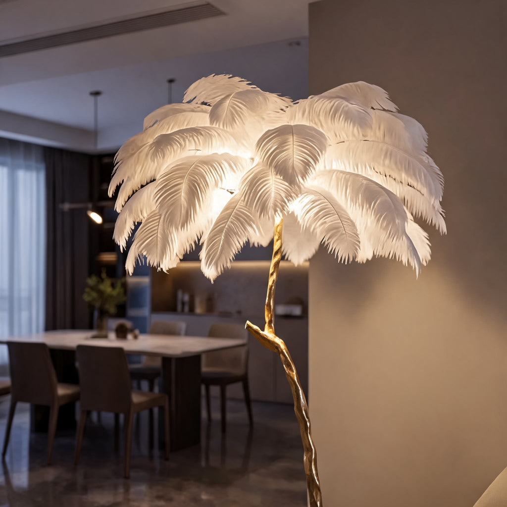 Moderní stojací lampa s měděnou základnou a pravým pštrosím peřím pro měkké ambientní osvětlení | ribuella