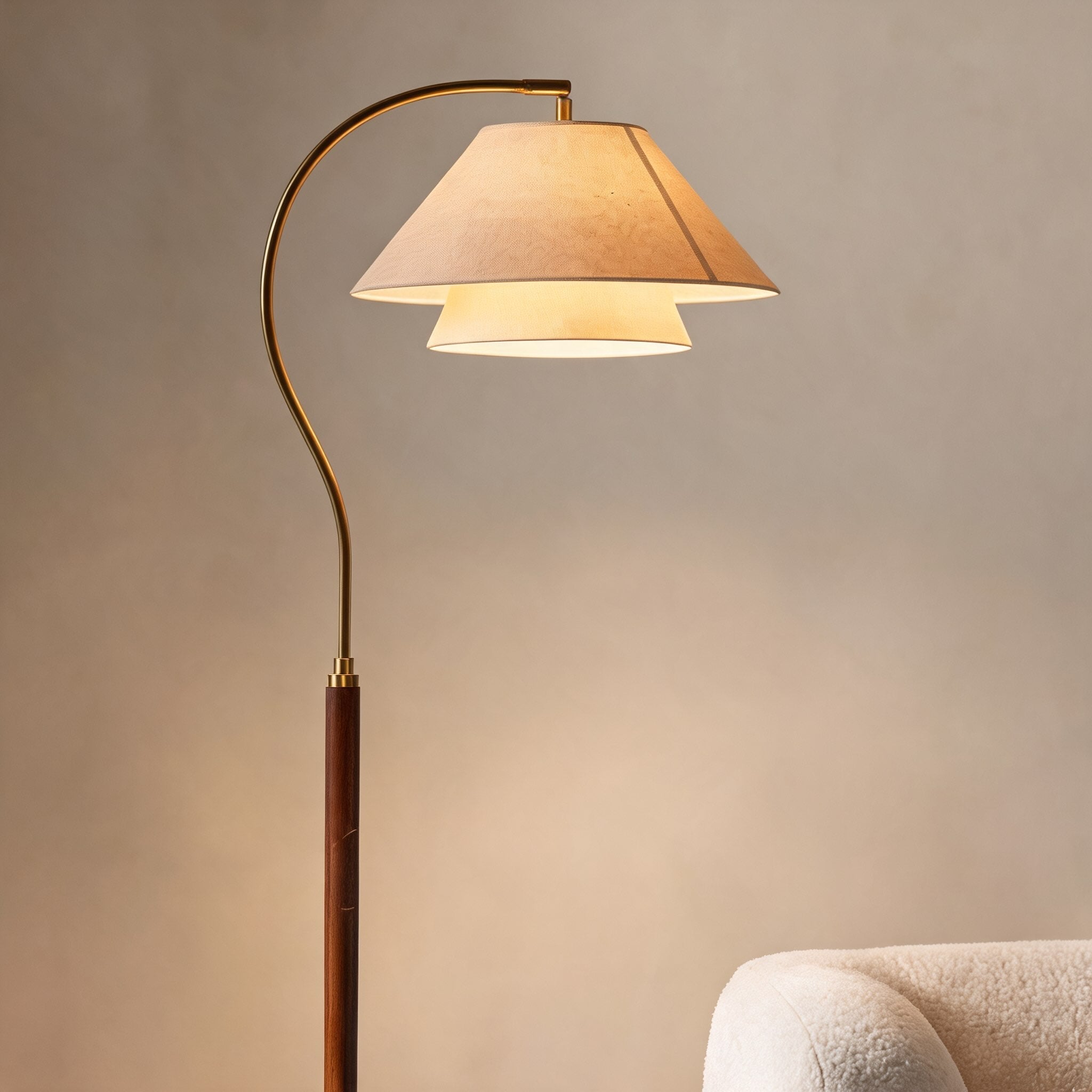 Moderní černá stojací lampa s nastavitelnou výškou, kovovou základnou a energeticky úsporným LED světlem | ribuella
