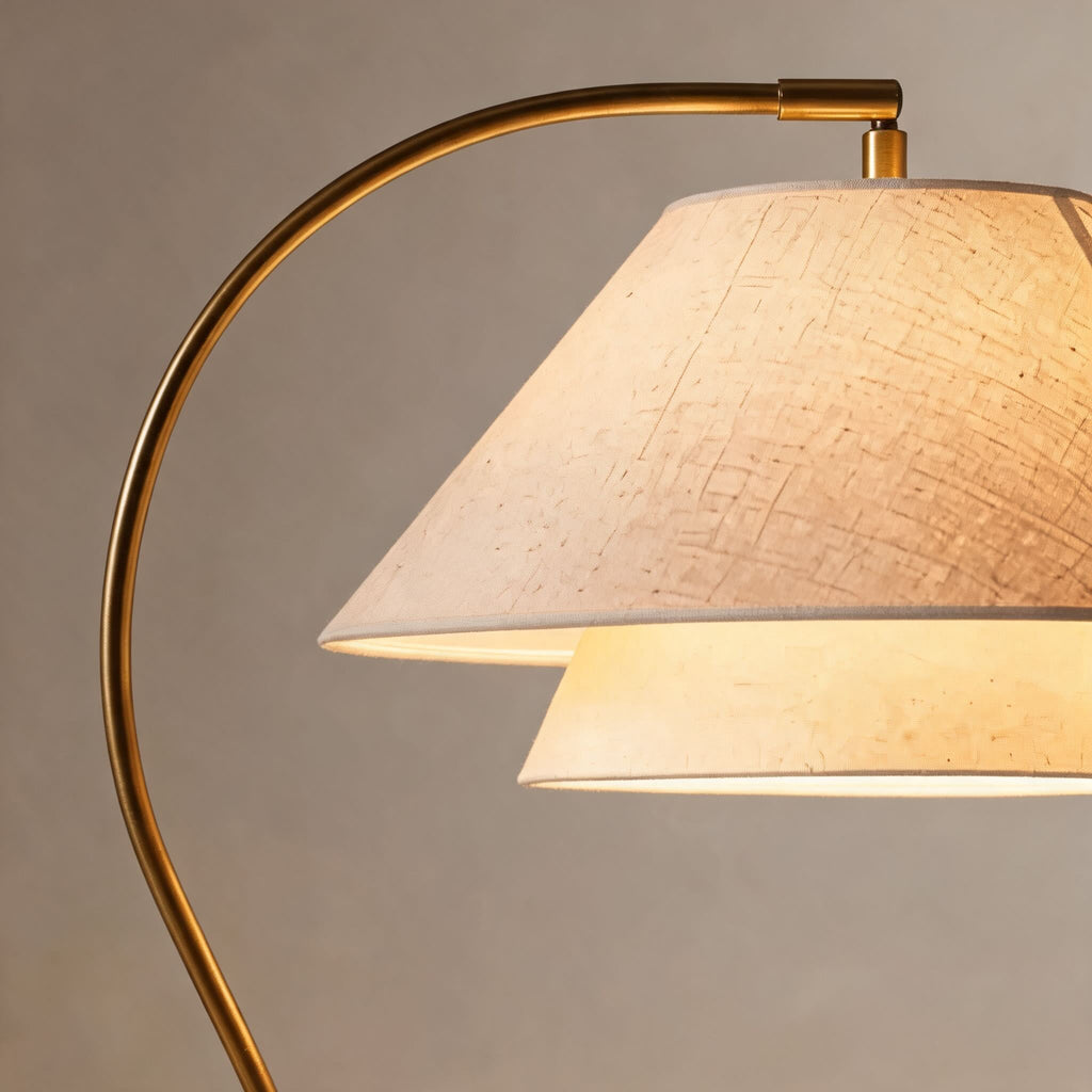 Moderní černá stojací lampa s nastavitelnou výškou, kovovou základnou a energeticky úsporným LED světlem | ribuella