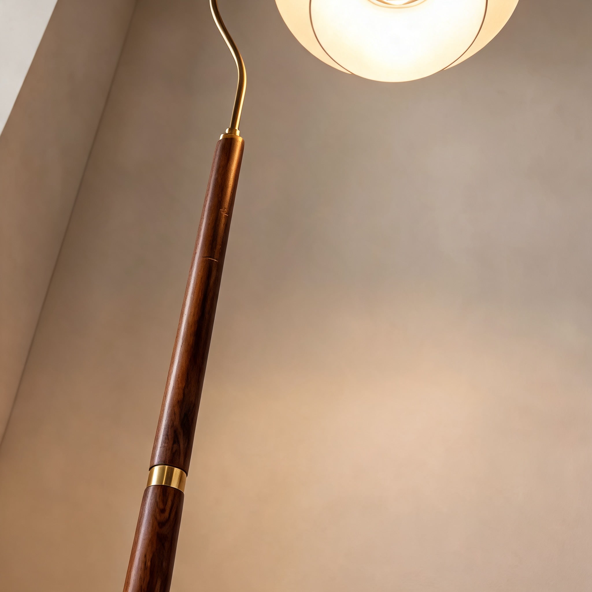 Moderní černá stojací lampa s nastavitelnou výškou, kovovou základnou a energeticky úsporným LED světlem | ribuella