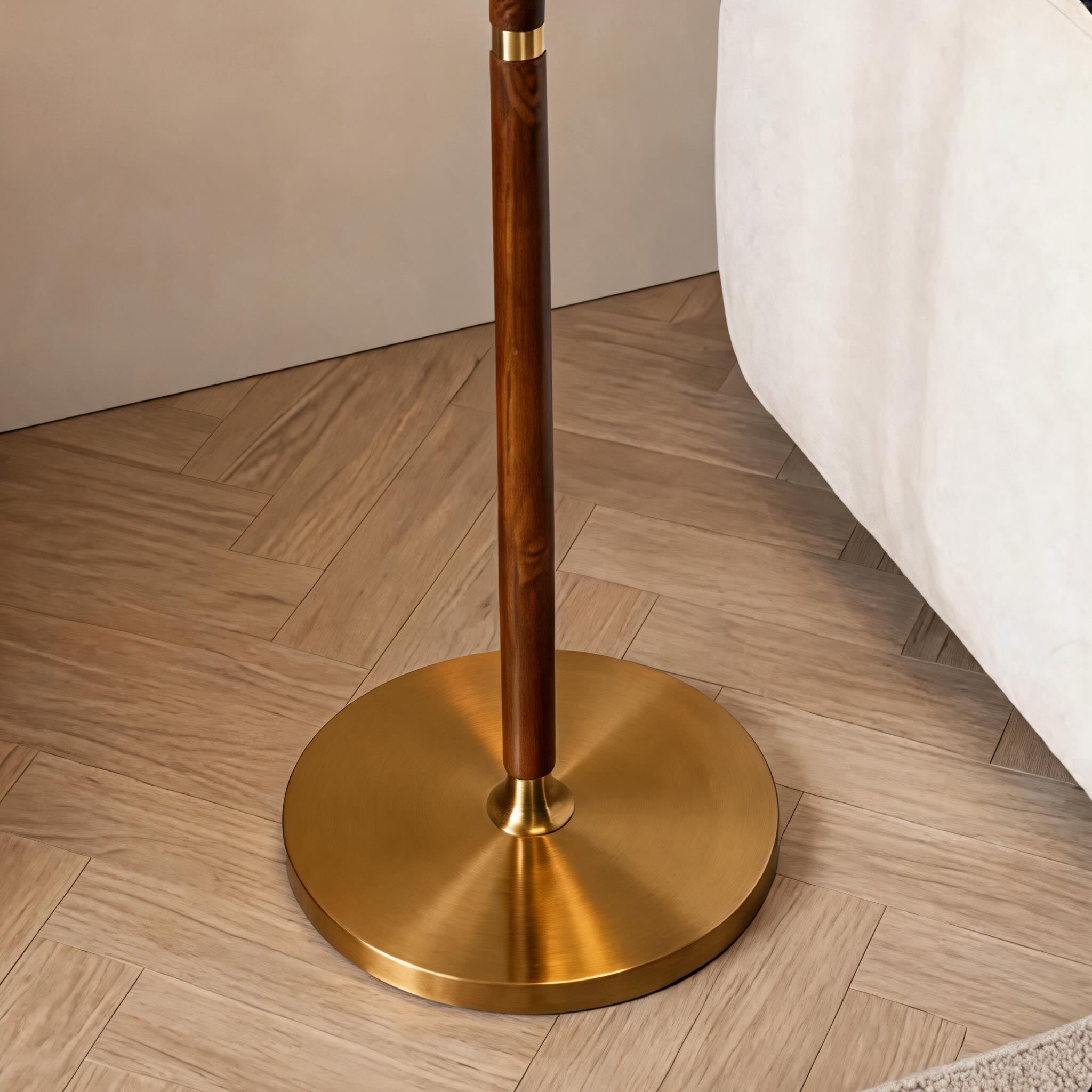 Moderní černá stojací lampa s nastavitelnou výškou, kovovou základnou a energeticky úsporným LED světlem | ribuella