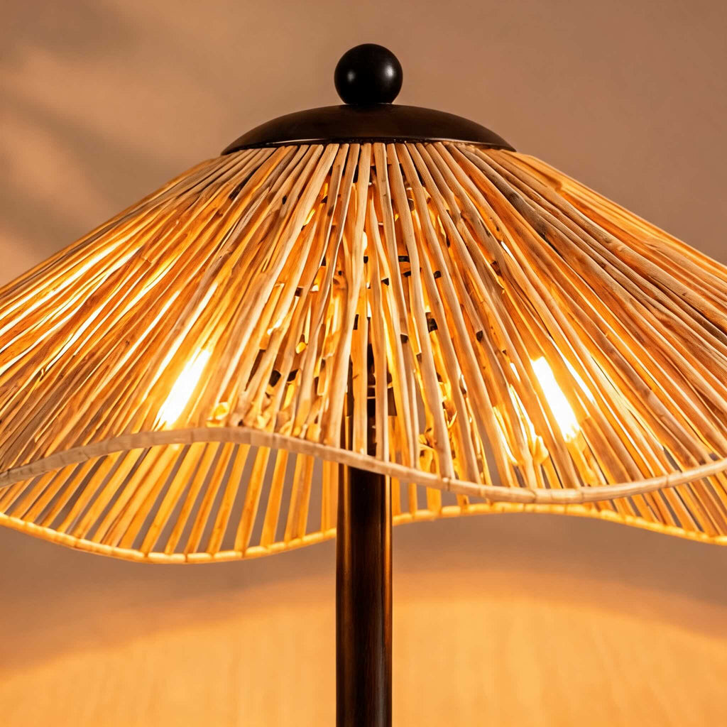 Moderní stojací lampa s nastavitelnou výškou, stínidlem z přírodního ratanu, ořechovým podstavcem, stmívatelným ambientním osvětlením | ribuella