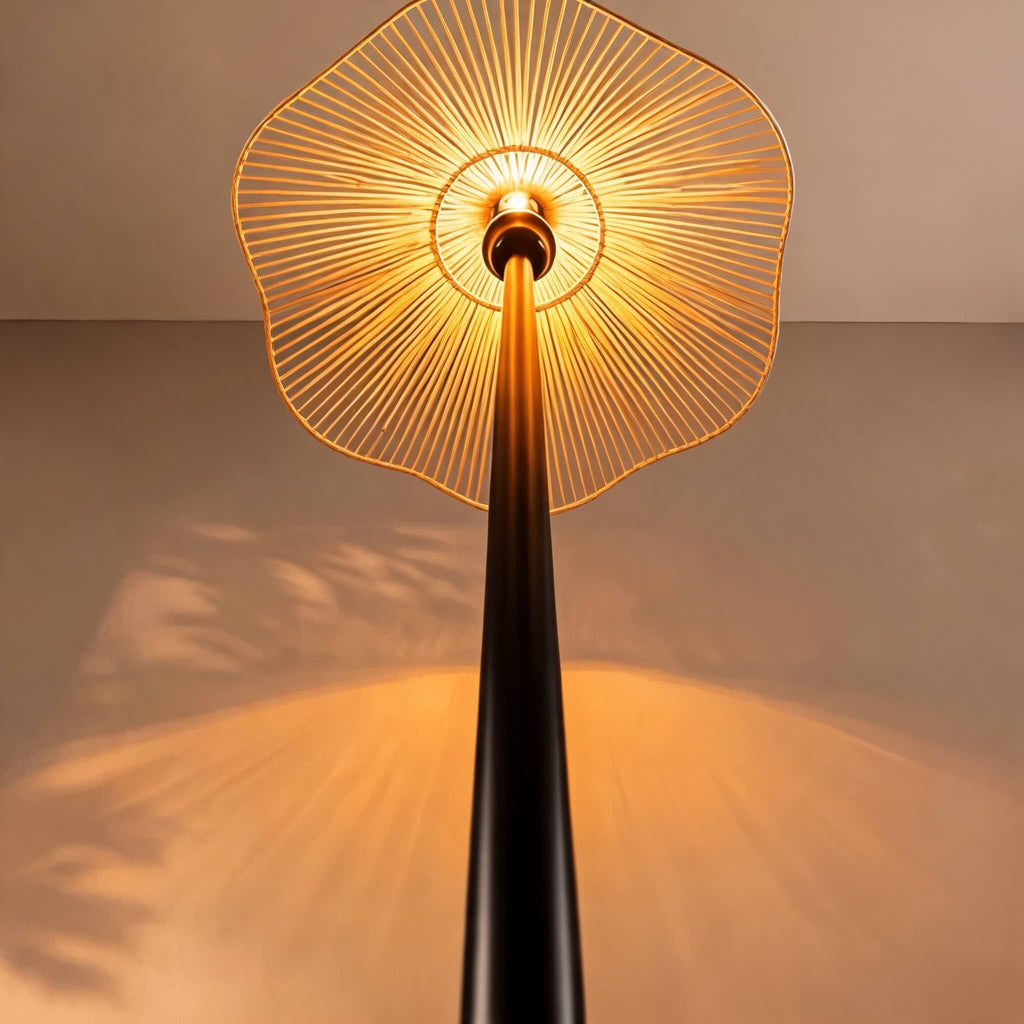 Moderní stojací lampa s nastavitelnou výškou, stínidlem z přírodního ratanu, ořechovým podstavcem, stmívatelným ambientním osvětlením | ribuella
