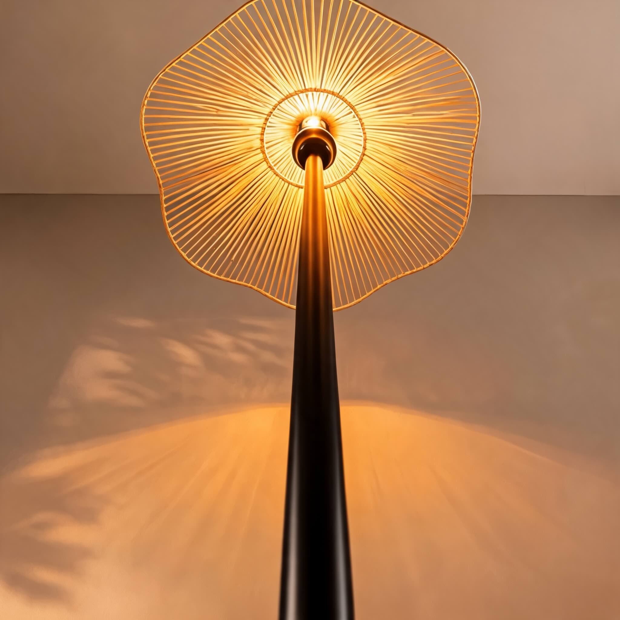 Moderní stojací lampa s nastavitelnou výškou, stínidlem z přírodního ratanu, ořechovým podstavcem, stmívatelným ambientním osvětlením | ribuella