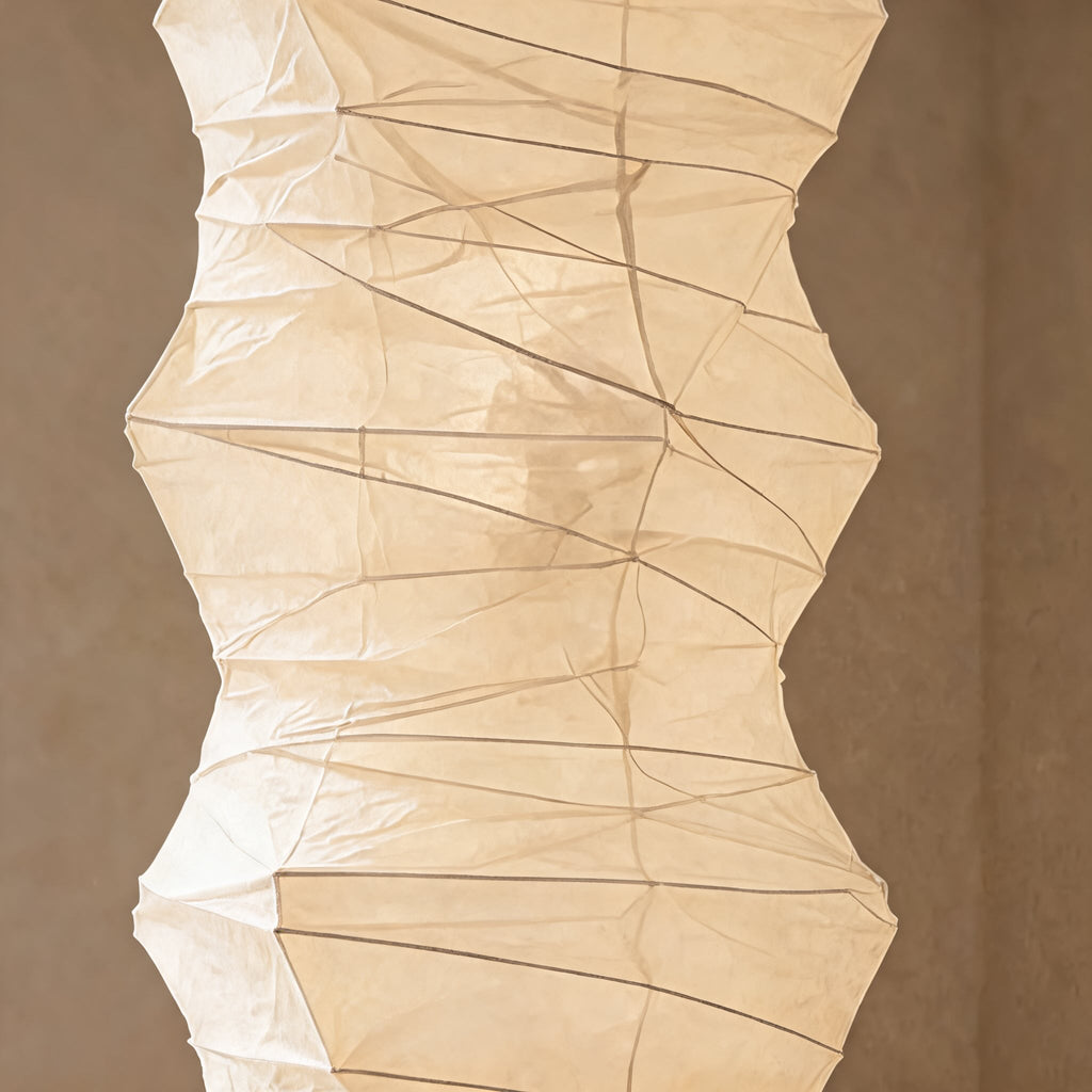 Lampadaire noir moderne au design réglable, avec abat-jour en papier washi pour ampoules LED | ribuella