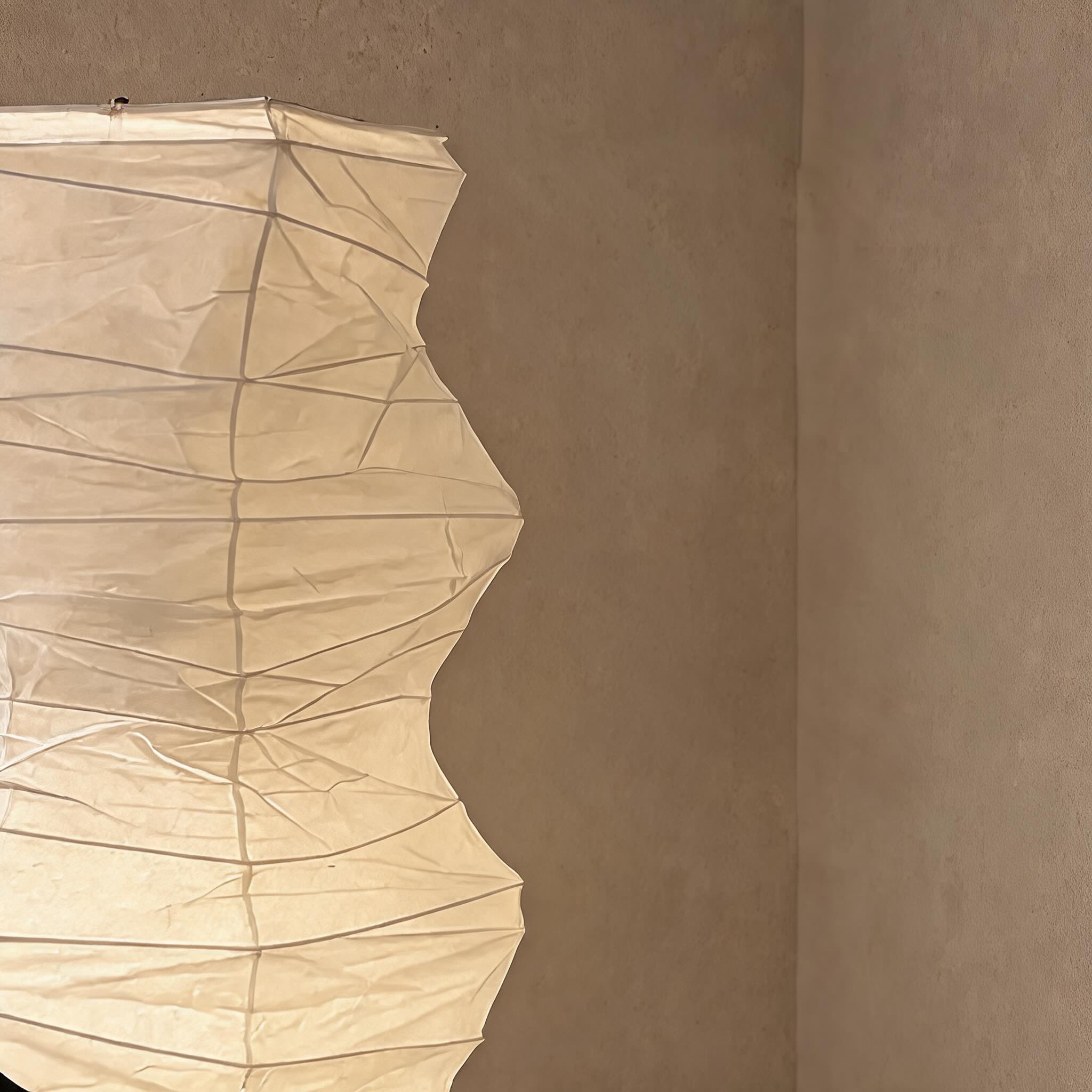 Lampadaire noir moderne au design réglable, avec abat-jour en papier washi pour ampoules LED | ribuella