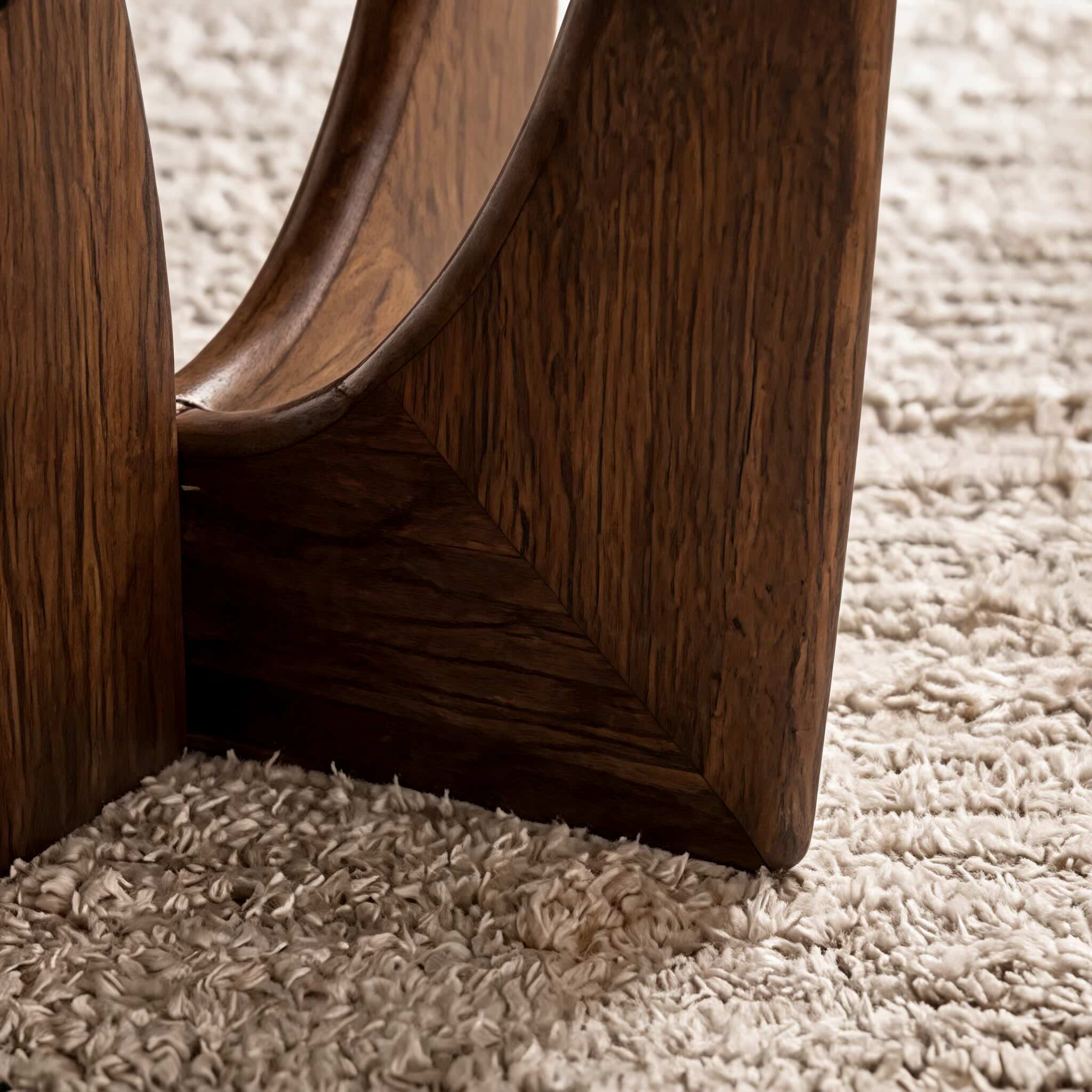 Table d’appoint ronde de style scandinave en bois massif, compacte et polyvalente | ribuella
