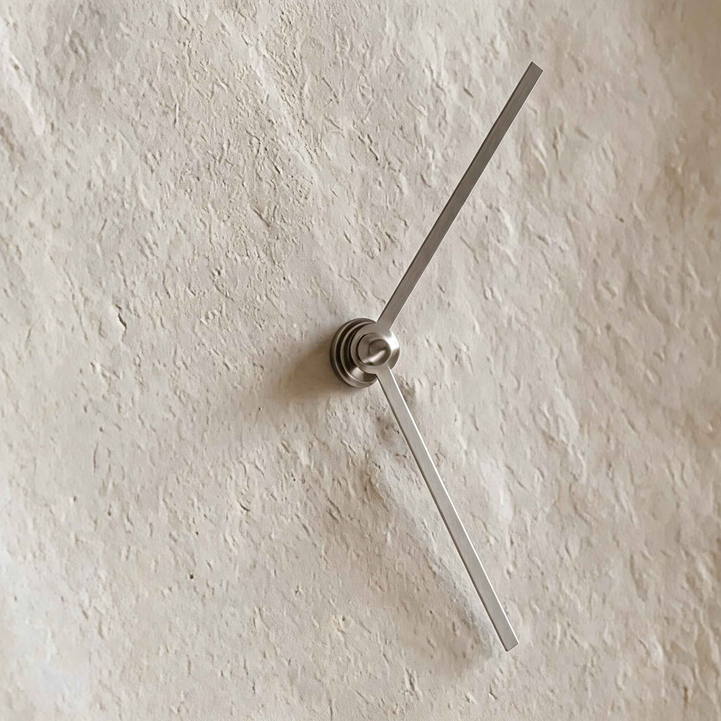 Moderne Wanduhr mit einzigartiger Struktur und leisem Uhrwerk aus Kunstharz, 26 x 27 cm, als Wohnzimmerdekoration | ribuella