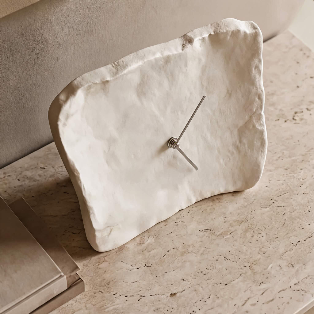 Moderne Wanduhr mit einzigartiger Struktur und leisem Uhrwerk aus Kunstharz, 26 x 27 cm, als Wohnzimmerdekoration | ribuella
