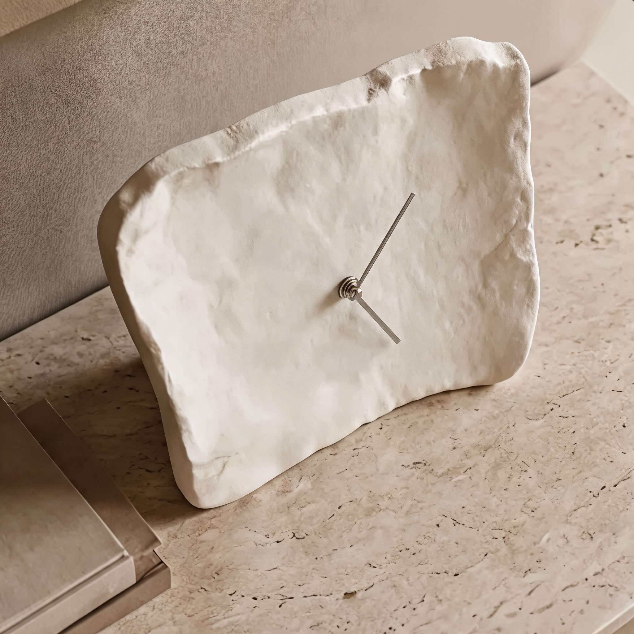 Moderne Wanduhr mit einzigartiger Struktur und leisem Uhrwerk aus Kunstharz, 26 x 27 cm, als Wohnzimmerdekoration | ribuella
