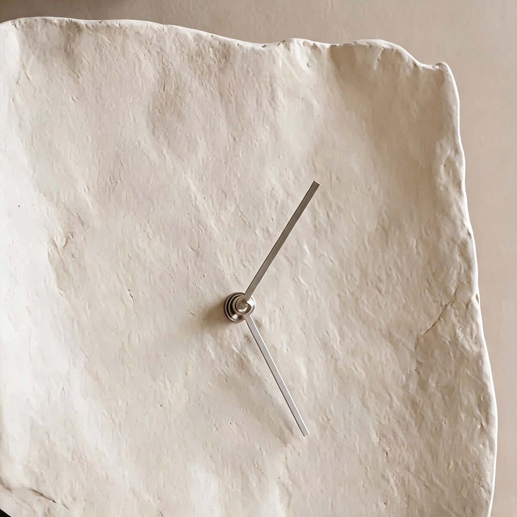 Moderne Wanduhr mit einzigartiger Struktur und leisem Uhrwerk aus Kunstharz, 26 x 27 cm, als Wohnzimmerdekoration | ribuella