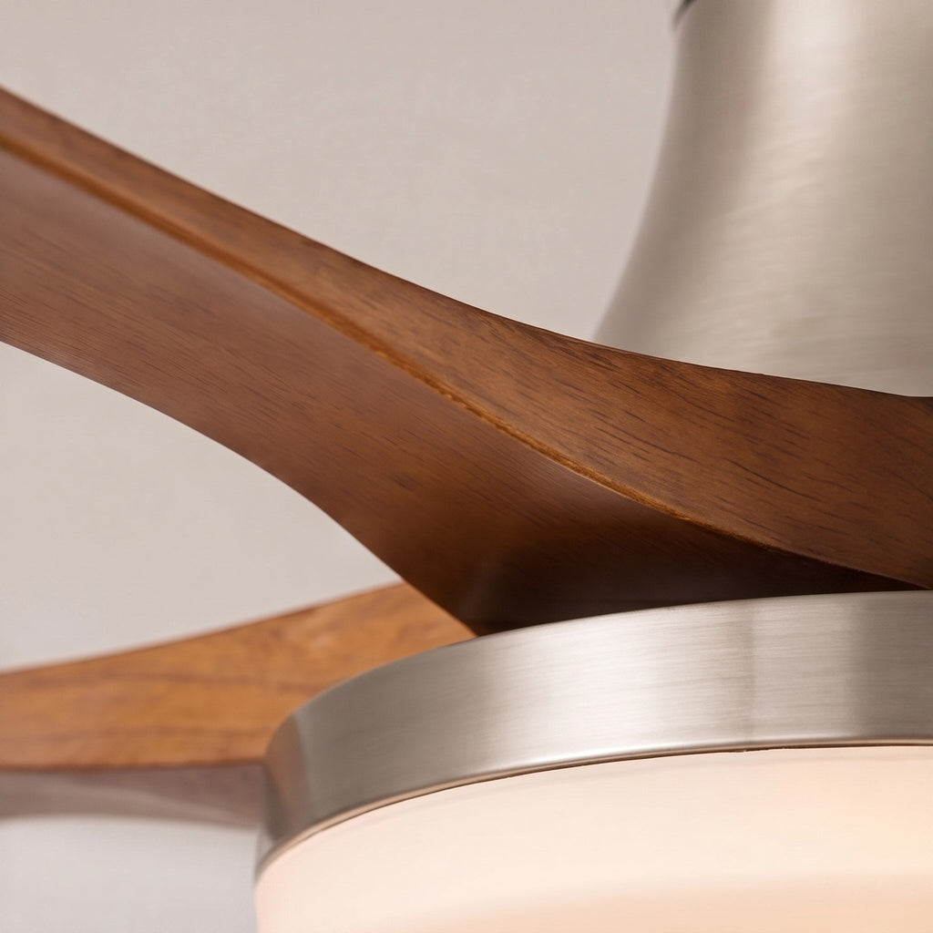 Moderní stropní ventilátor se světly, přisazený, s dřevěnými lopatkami, integrovaným LED osvětlením a 6rychlostním ovládáním, pro použití v interiéru | ribuella