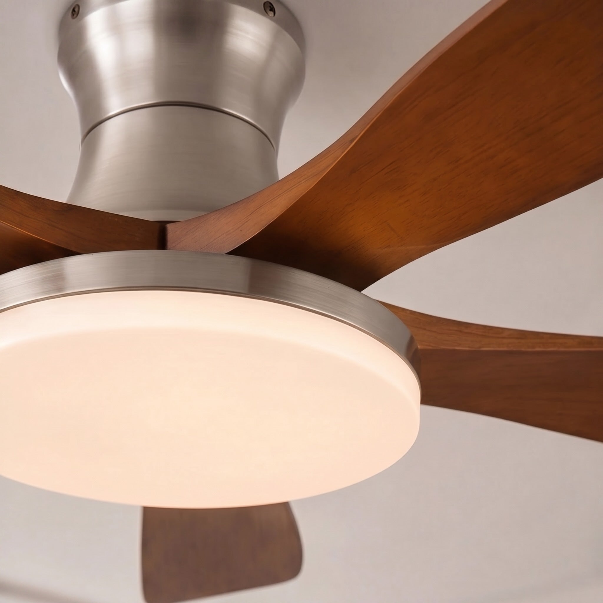 Moderní stropní ventilátor se světly, přisazený, s dřevěnými lopatkami, integrovaným LED osvětlením a 6rychlostním ovládáním, pro použití v interiéru | ribuella
