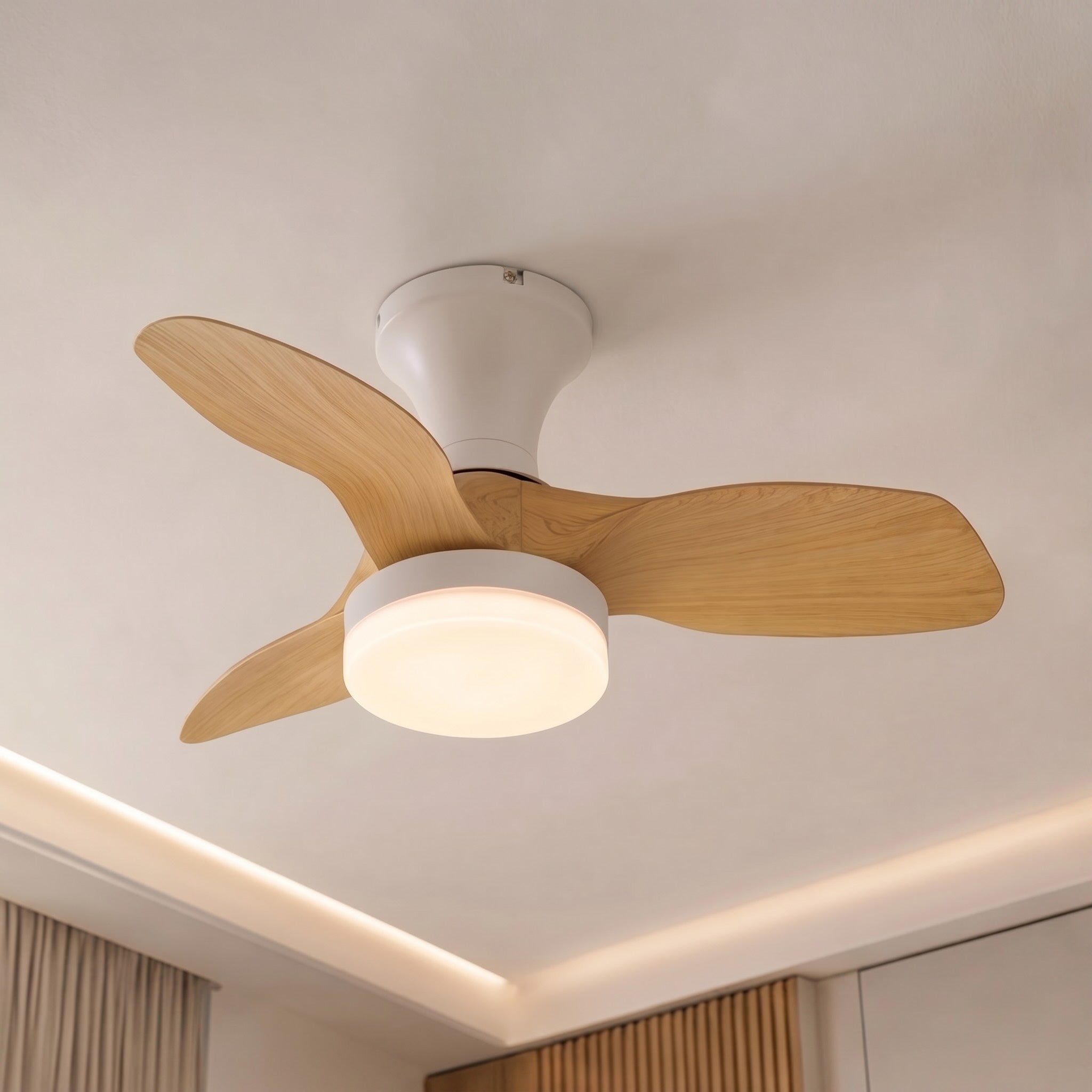Moderní stropní ventilátor s přisazenou montáží a osvětlením, černý kov, integrované LED a 6rychlostní ovládání | ribuella
