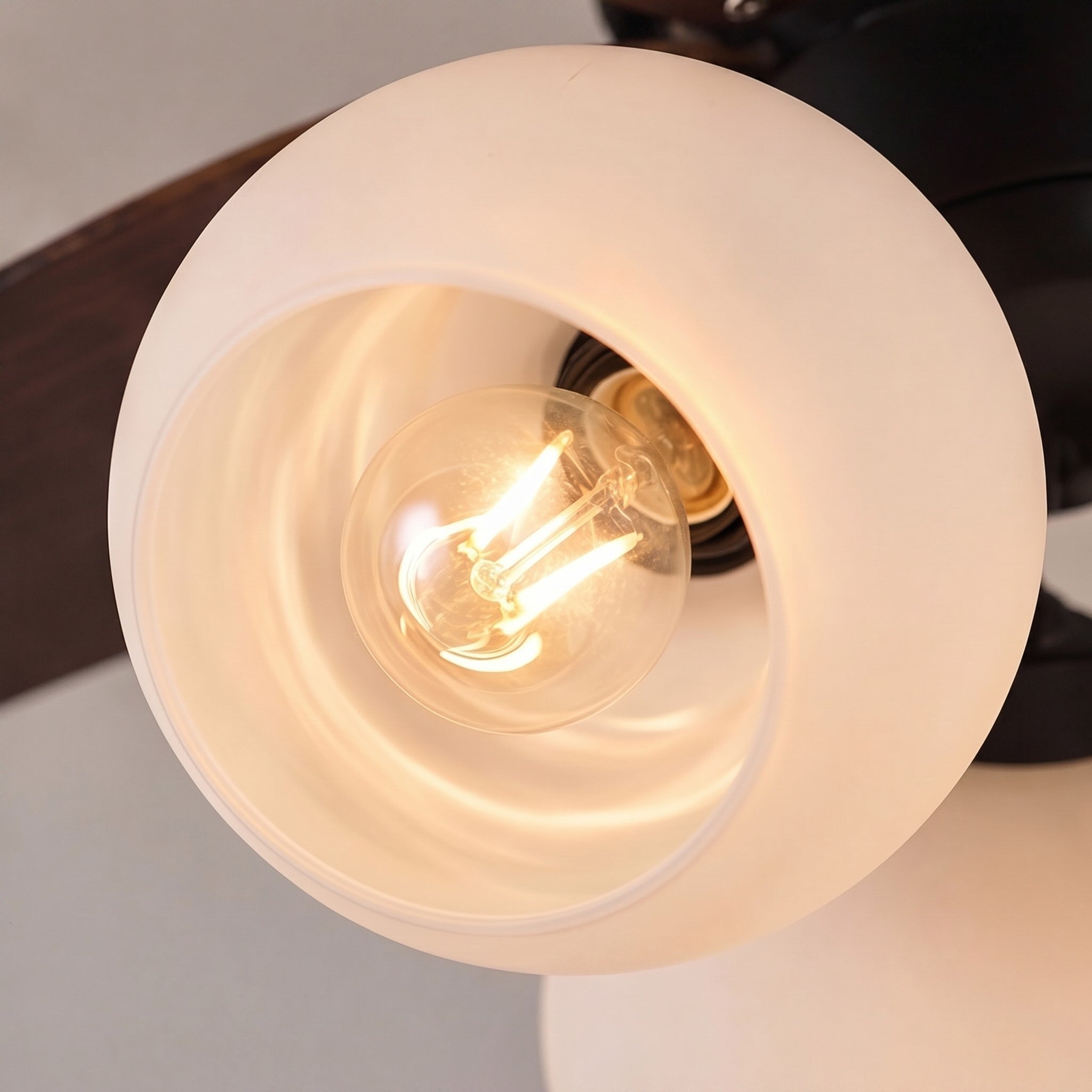 Moderní černý stropní ventilátor se světly, přisazeným skleněným stínidlem a nastavitelnou rychlostí pro interiéry | ribuella