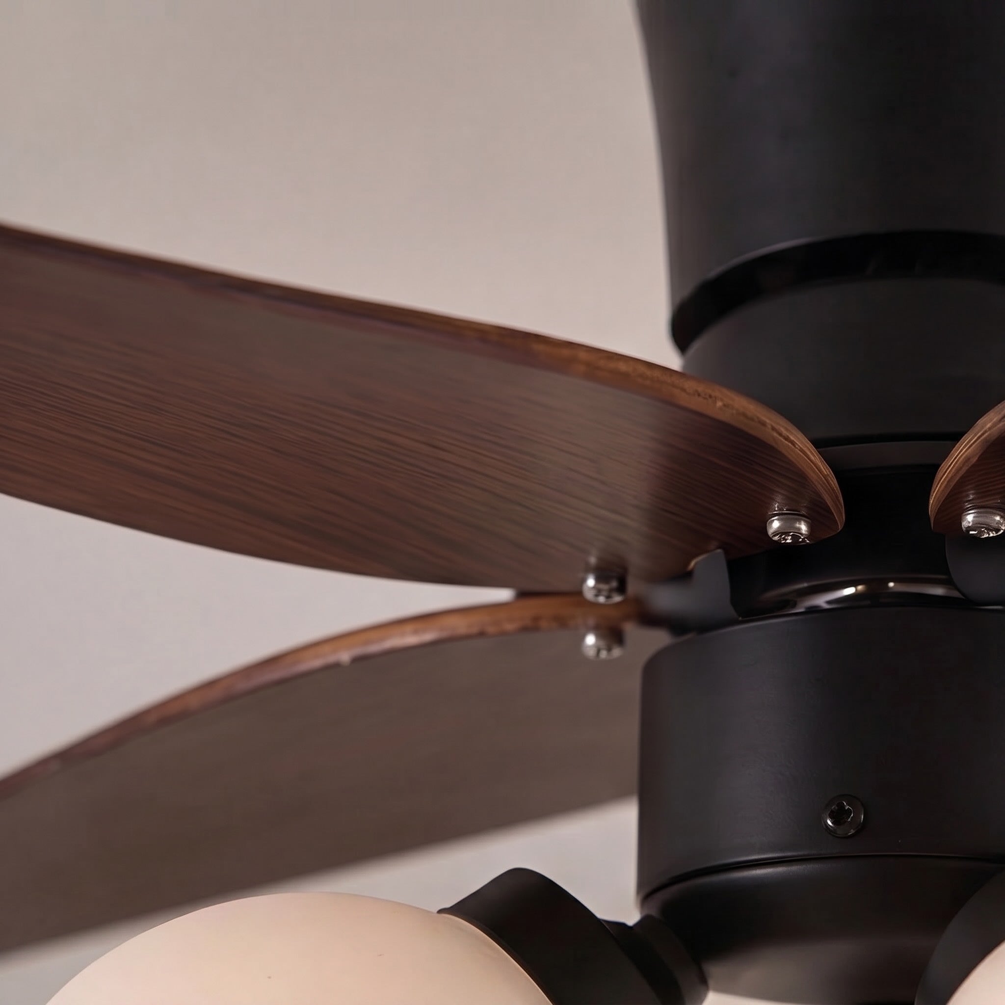 Moderní černý stropní ventilátor se světly, přisazeným skleněným stínidlem a nastavitelnou rychlostí pro interiéry | ribuella
