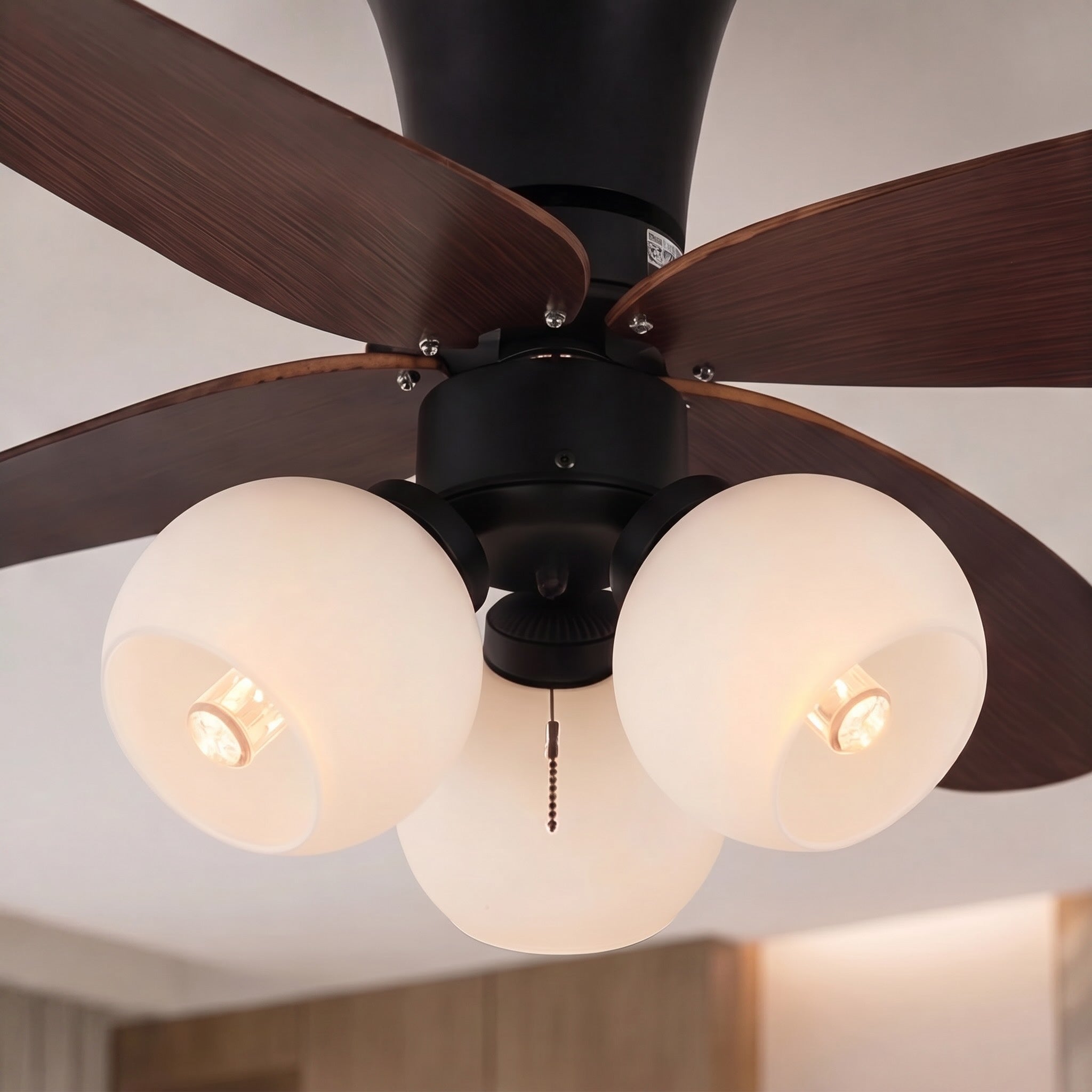 Moderní černý stropní ventilátor se světly, přisazeným skleněným stínidlem a nastavitelnou rychlostí pro interiéry | ribuella