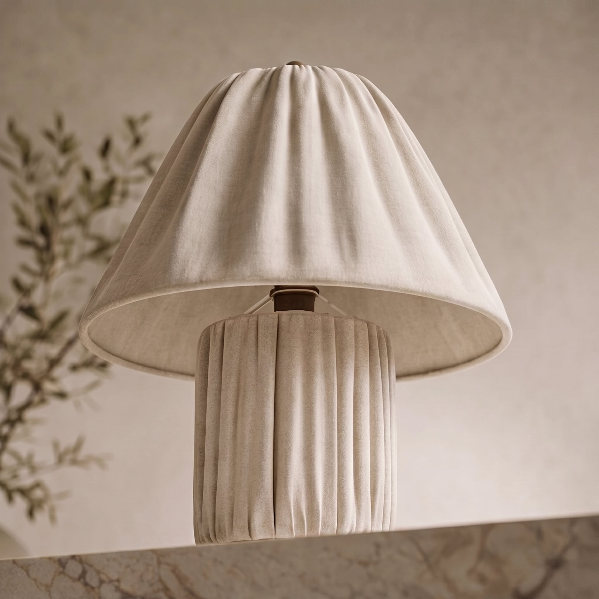 Moderne Tischlampe mit plissiertem Stoffschirm, einstellbarer Helligkeit, Metallbasis, LED-kompatibel, 15 Zoll | ribuella